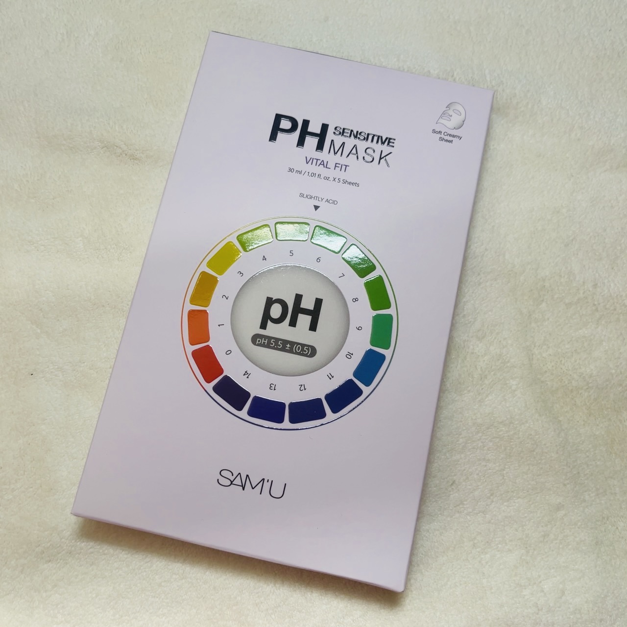 「バイタルフィットシートマスク」

お肌のpHバランスを整え弾力やバリア機能の強化をサポートするマスク。

プロバイオティクス成分配合のエッセンスをたっぷり含んだクリーミーシートが肌に優しく密着。
外的刺激(ストレス)によりダメージを受けた