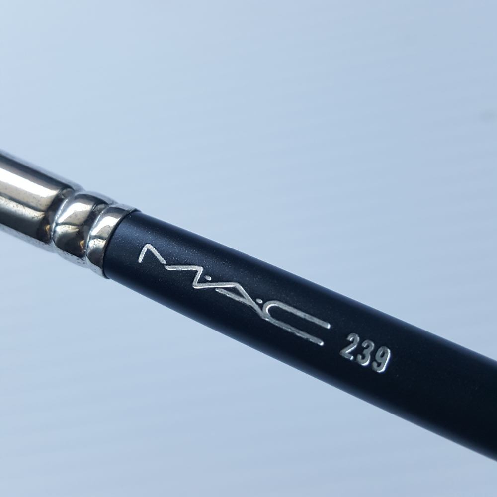 #239S アイ シェーディング ブラシ/M・A・C/メイクブラシを使ったクチコミ（3枚目）