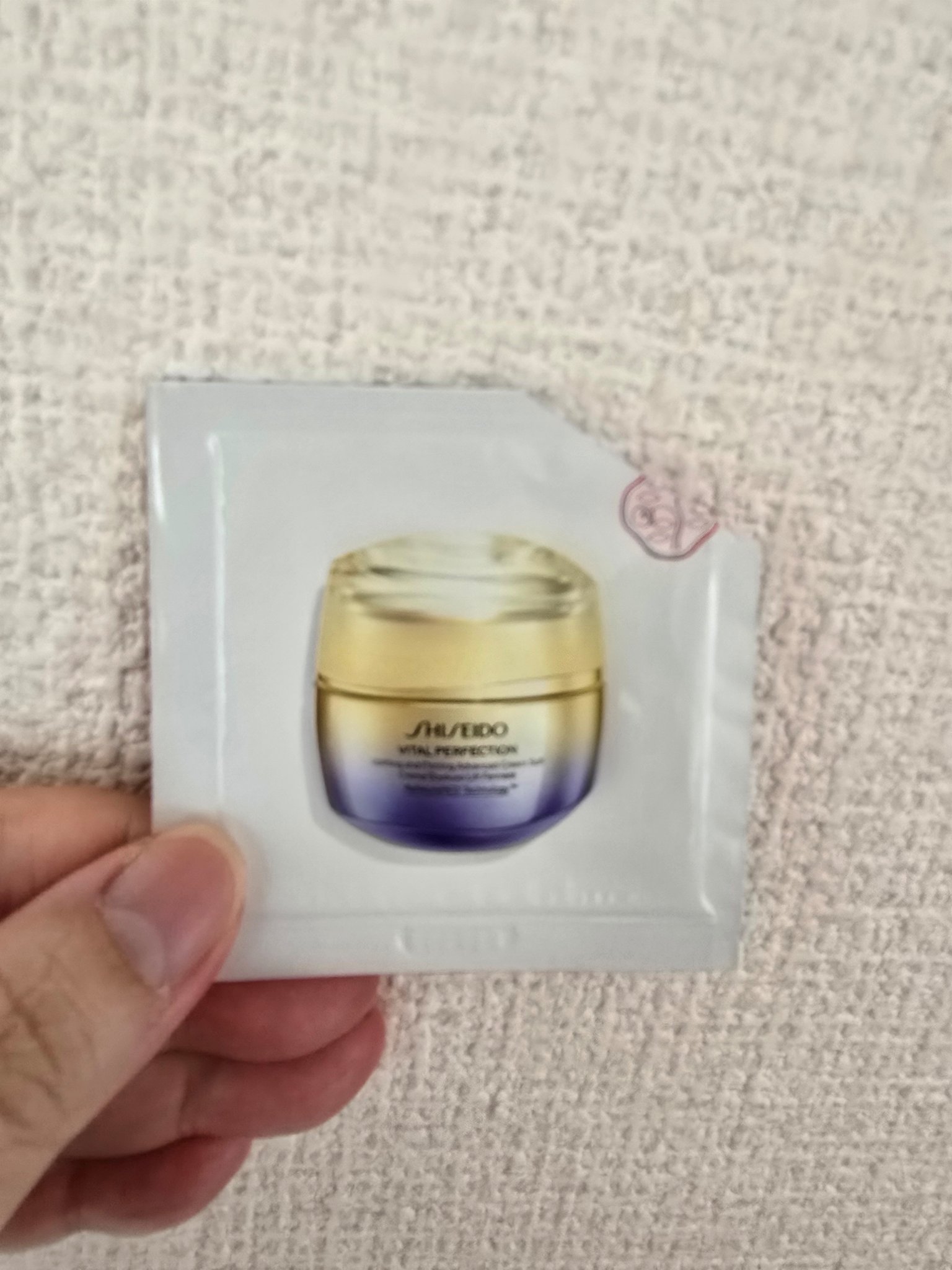 サンプル消化しましたm(_ _)m

こちらは現品も使っております👇
だって気持ちいいんだもん(・ε・｀ )

すこーしだけ硬めのテクスチャーだけど肌に乗せるとフワッと感じます💫✨
やっぱりクリームって大事(๑•̀ㅂ•́)و✧
沢山汗か