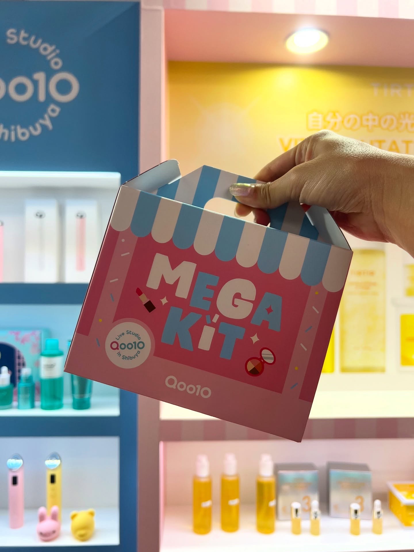 韓国コスメたくさんもらえる🤭

渋谷のQoo10 live studioにて開催中の
〔Qoo10 コスメ探検〕へ
ひと足早く行ってきました👒

今回のテーマはお菓子かな🍭？
ピンクとブルーで可愛い空間🩷🩵

アイスピックで当たり