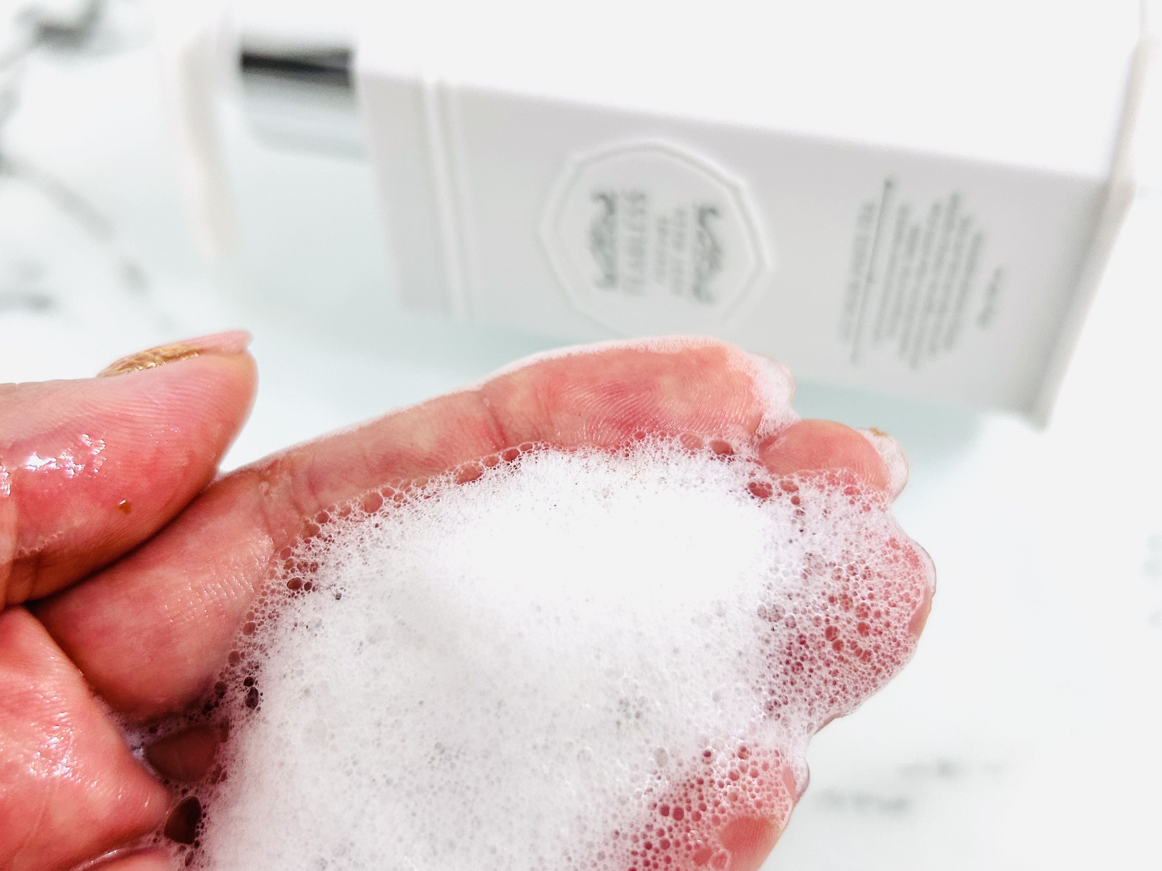 TEABLESS パフュームボディソープ リリィムスクホワイトティーのクチコミ「お茶の原料「緑茶葉」と白茶エキスの抗酸化効果により、洗浄後に潤いを残したままマイルドなスクラブ.....」（3枚目）