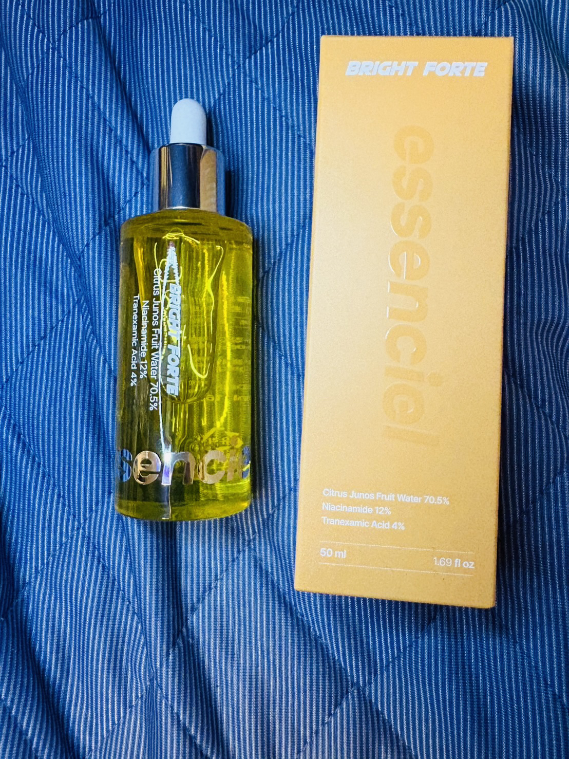 essenciel BRIGHT FORTE セラム

透明感ケアに特化した美容液。ユズウォーター×ナイアシンアミド×トラネキサム酸配合で、くすみが気になる肌を明るく整えてくれます。

とろみのあるテクスチャーなのにベタつかず、すっと浸透。