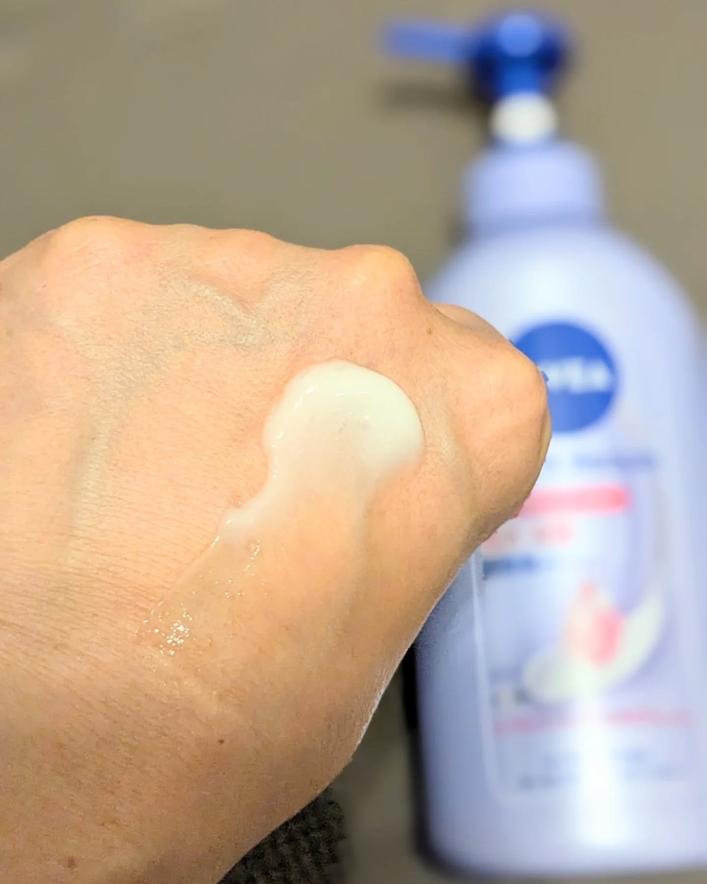 ニベア ルーセントビューティ ディープモイスチャー 浸透保湿美容液ボディミルク リッチローズの香り/ニベア/ボディミルクを使ったクチコミ（3枚目）