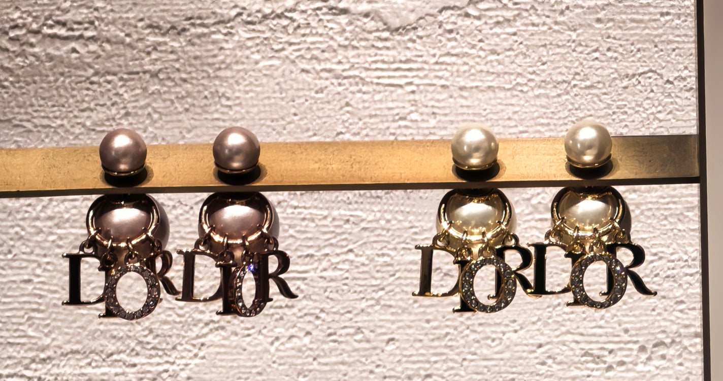 YI on LIPS 「ずっと憧れていたDiorのパールピアスを、やっとお迎えしました..」(5枚目)