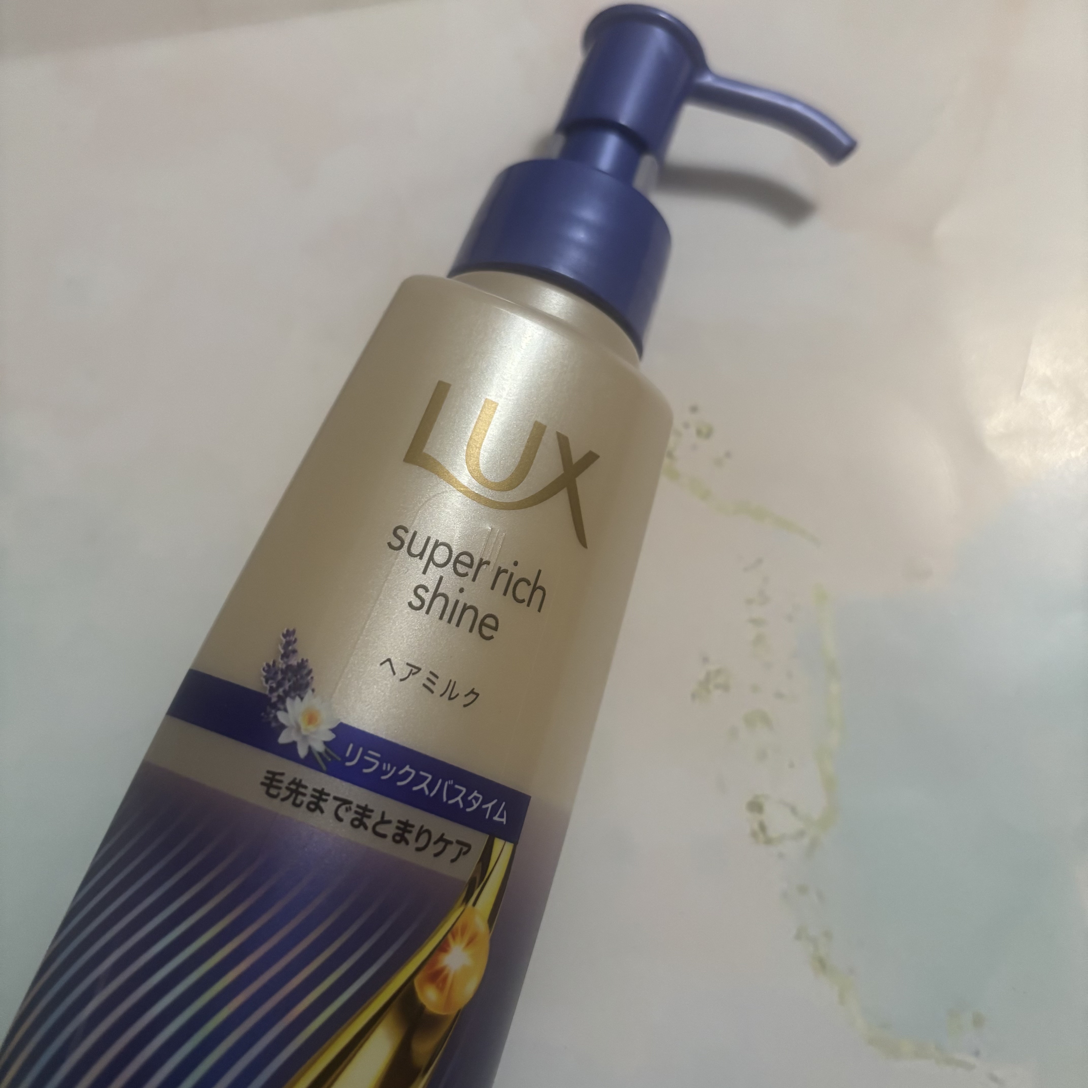 ラックス　スーパーリッチシャイン　リラックスナイトケア　まとまりヘアオイル

オイルながらべたつき感なく使いやすいです。
ラベンダーエキス（保湿成分）配合。
香りは強すぎず心地よいです。
タオルドライ後の髪、乾いた髪の両方に使えるそうです。