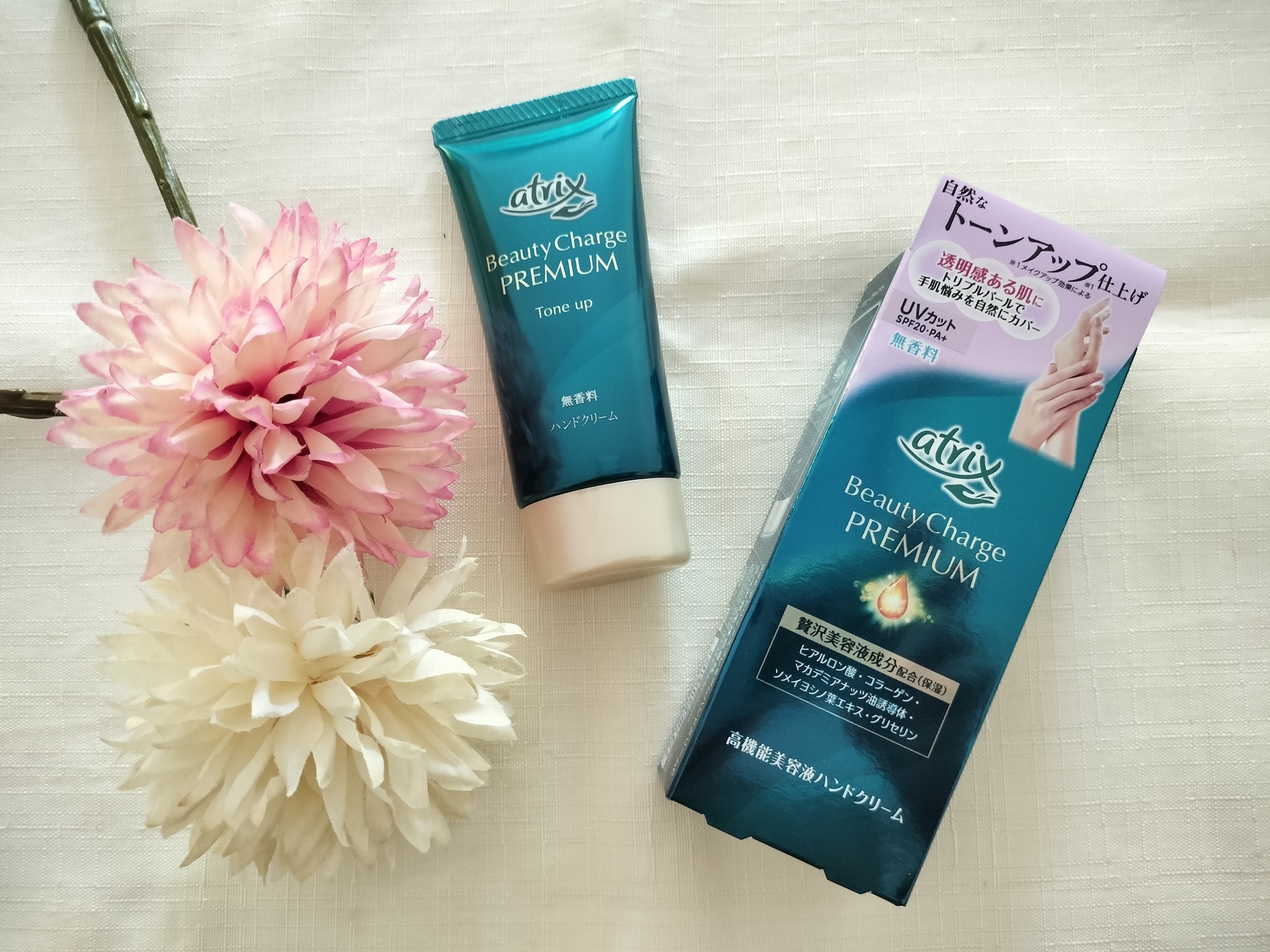 アトリックス ビューティーチャージプレミアム トーンアップ ハンドクリーム 無香料を使っています。

こちらは、美容液ハンドクリームのビューティーチャージから誕生した高機能タイプのハンドクリーム。
シワ改善タイプとトーンアップタイプがある中