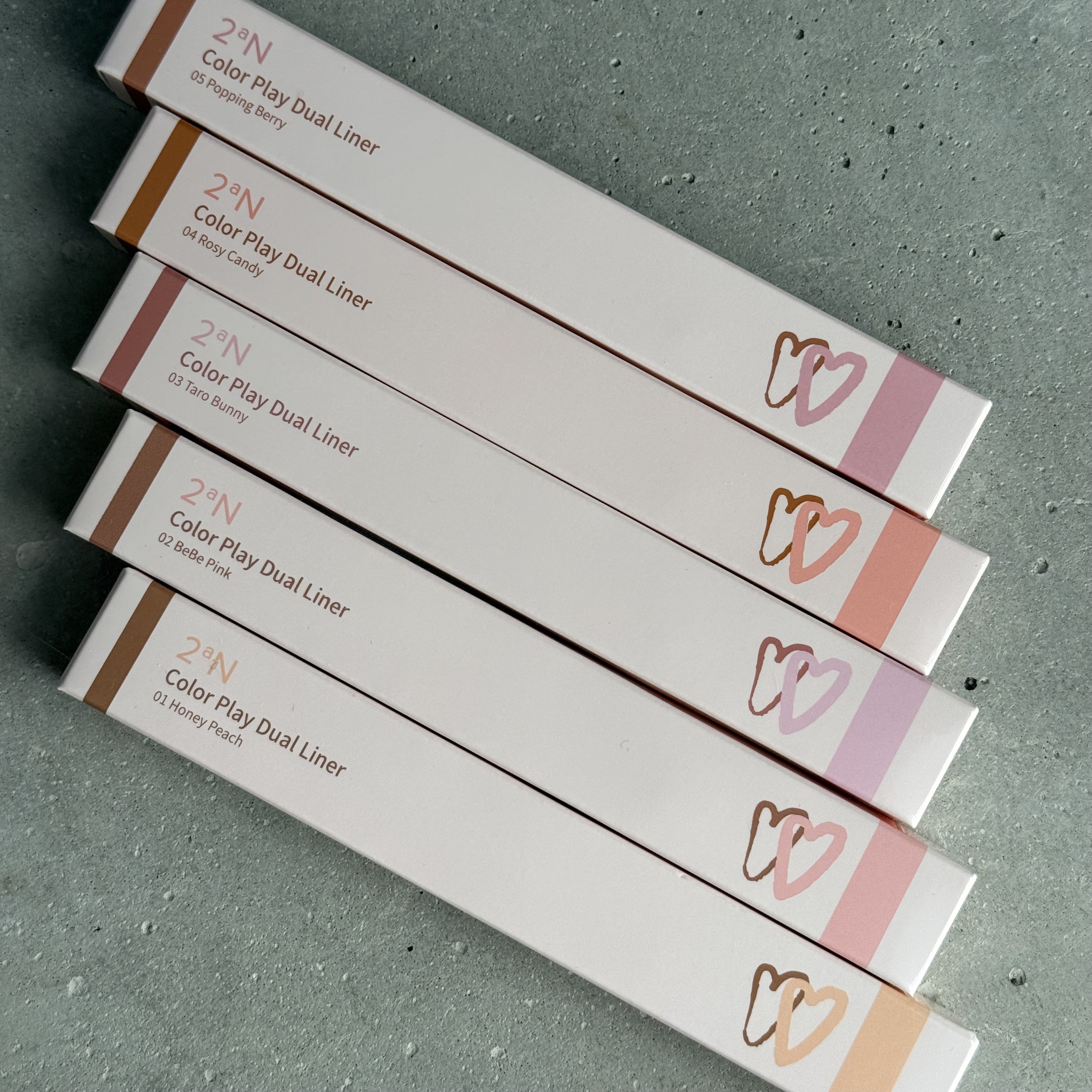 カラープレイデュアルライナー/2aN/スティックアイシャドウを使ったクチコミ（3枚目）