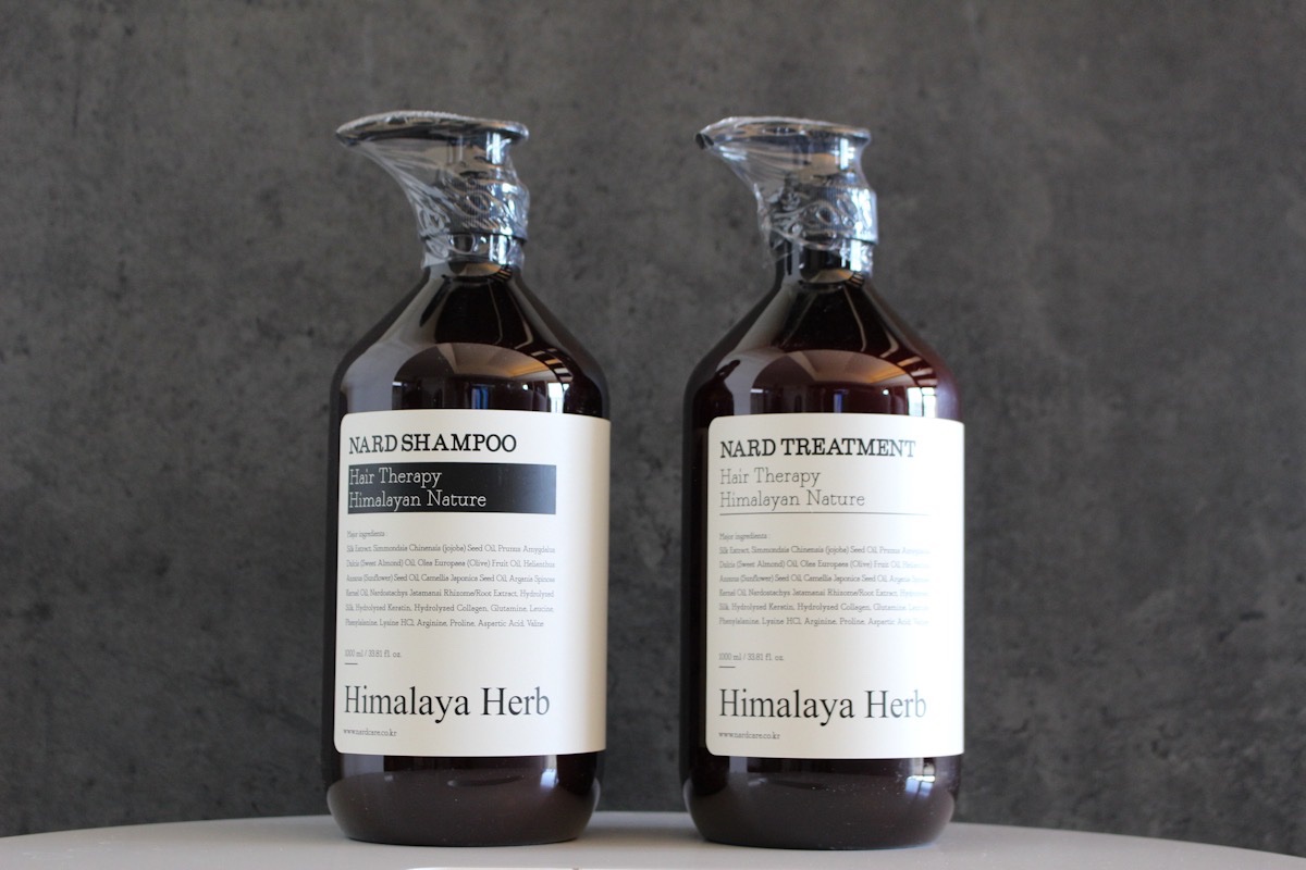 NARDのシャントリ。

1リットルとめちゃくちゃ大きいサイズなので　夫婦で使うのにも良いと思って購入しました。

ダメージヘア向け　パサついた髪を　なめらかでツヤのある髪に導いてくれるそう。

ラベンダーの香りも良いし　泡立ちも良く　サラ