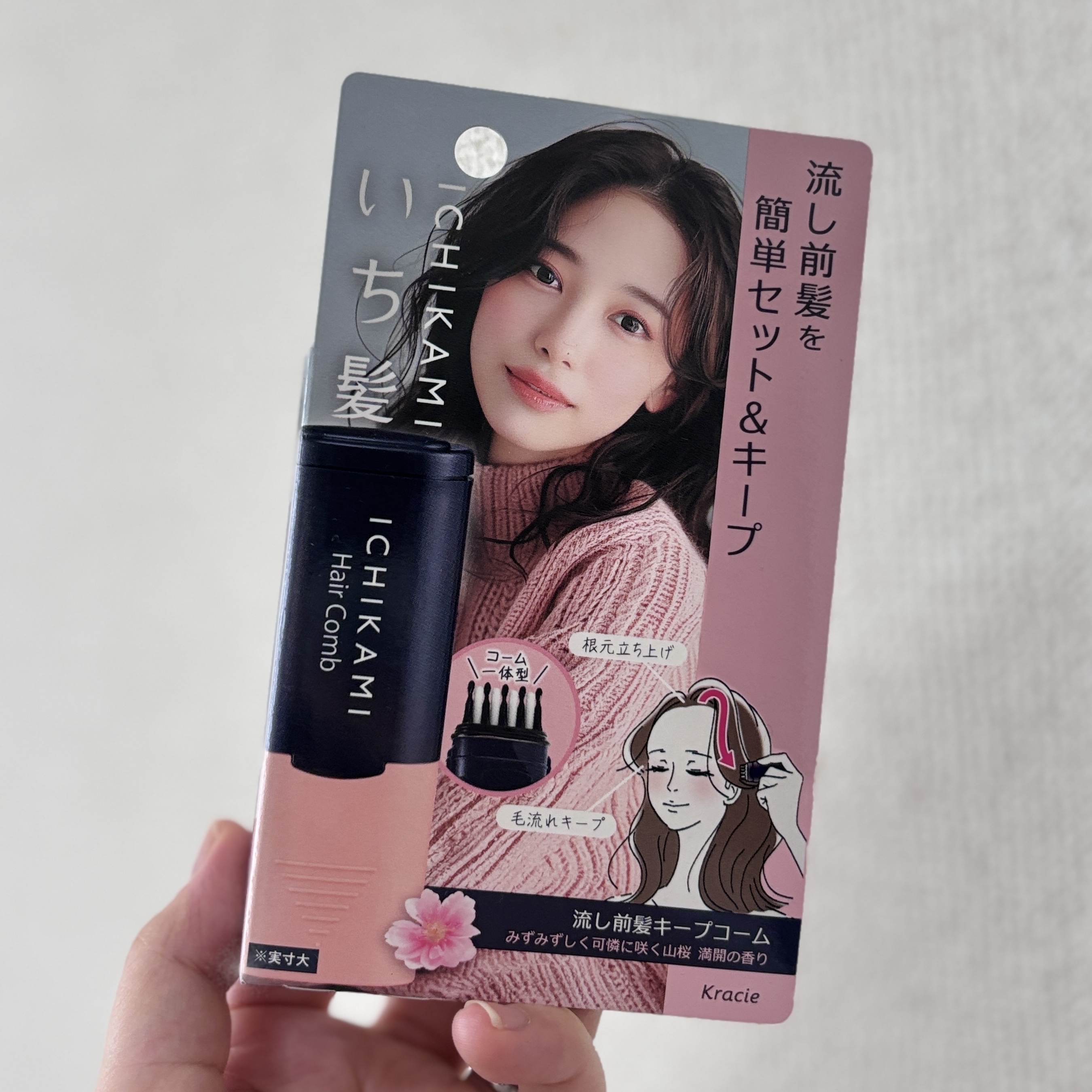 
いち髪
流し前髪キープコームの紹介です♡♡


8月29日発売されました！


いち髪の流し前髪キープコームは、
前髪用のスタイリングコームとして使用します❁⃘*.ﾟ


コームタイプなので手を汚さずに使えて
持ち運びしやすいサイズ感なの