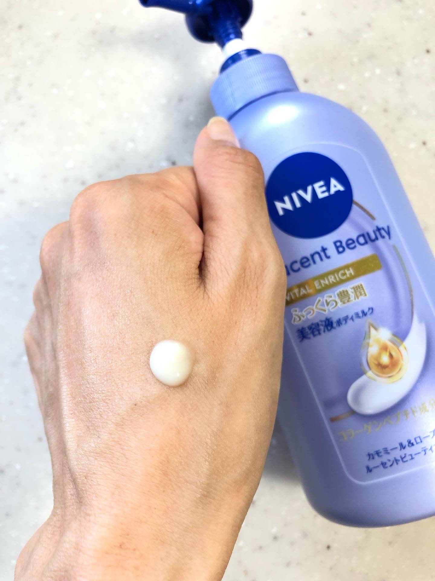 ニベア ルーセントビューティ バイタルエンリッチ ふっくら豊潤美容液ボディミルク カモミール&ローズの香り 330g/ニベア/ボディミルクを使ったクチコミ（2枚目）