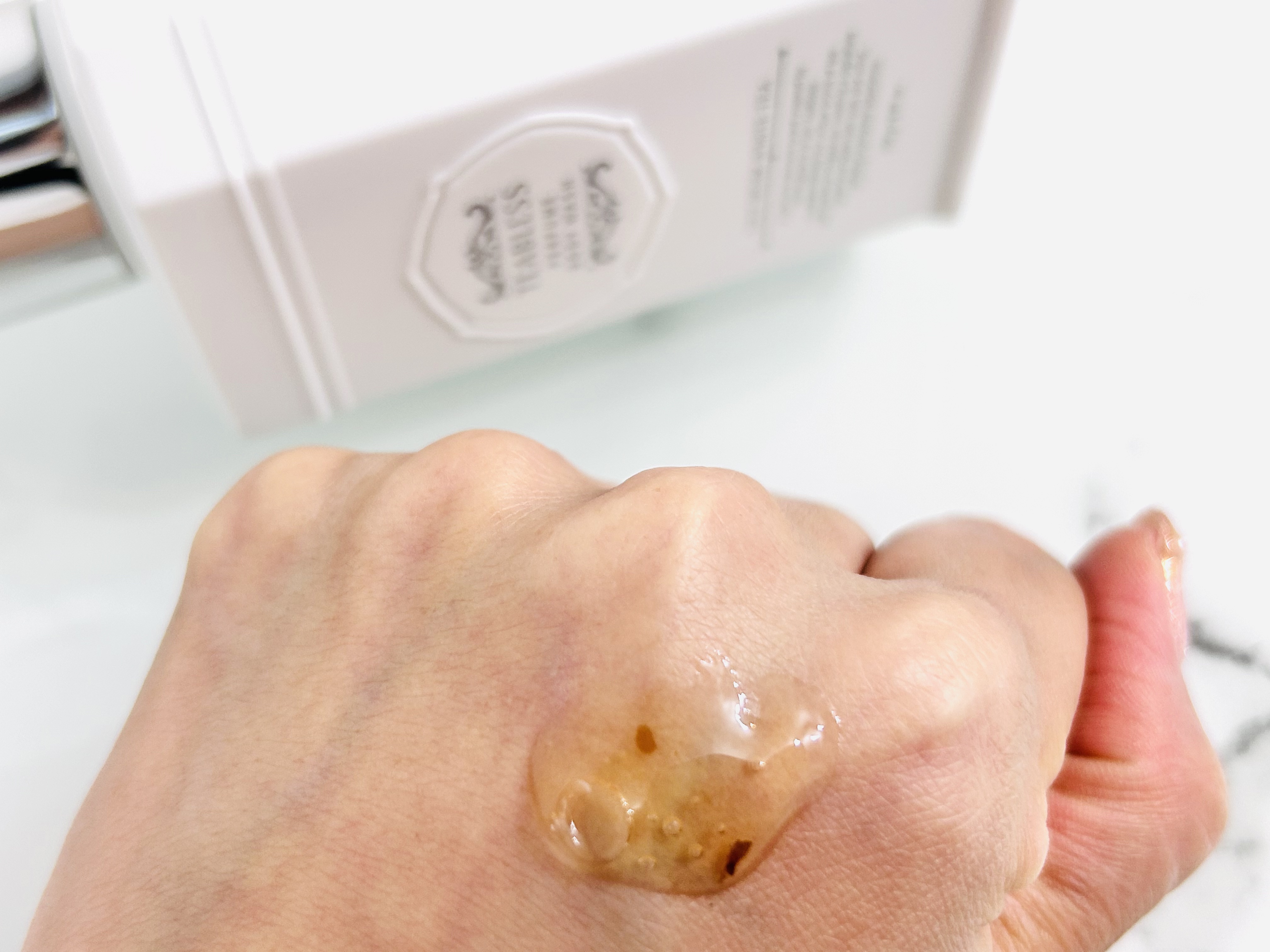 TEABLESS パフュームボディソープ リリィムスクホワイトティーのクチコミ「お茶の原料「緑茶葉」と白茶エキスの抗酸化効果により、洗浄後に潤いを残したままマイルドなスクラブ.....」（2枚目）