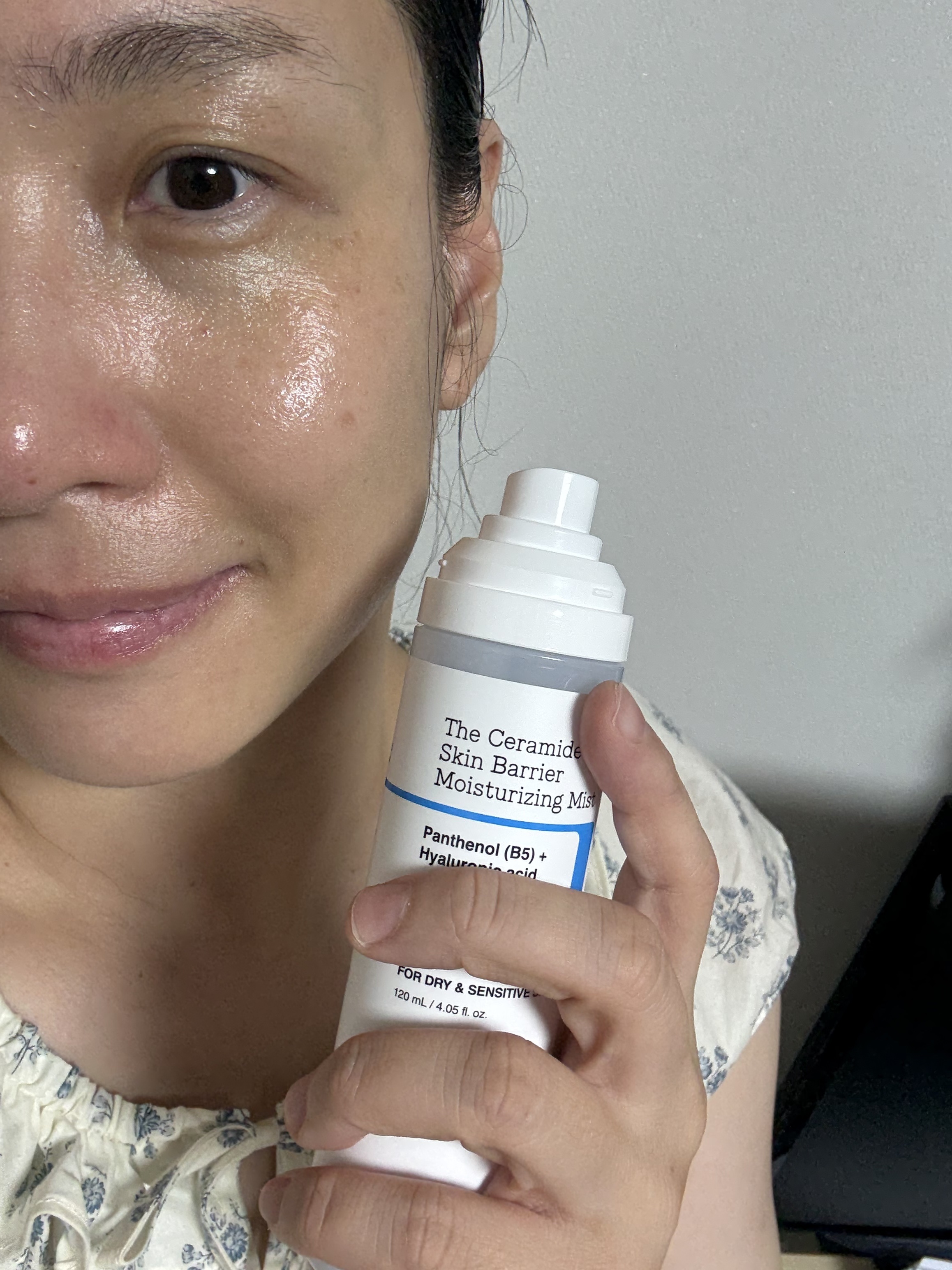 日中の乾燥対策に使っています。細かいミストがふんわりと肌を包み込んでくれて、メイクの上からでもしっかり保湿できるのがとても便利です。スプレー後はベタつかず、肌がしっとりとうるおって落ち着く感じがします。

特にエアコンの効いたオフィスや外出