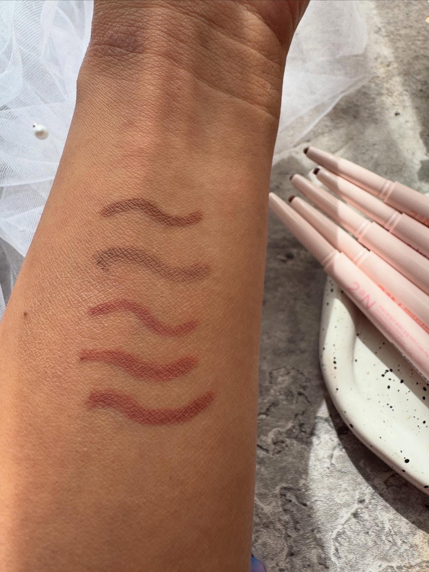 カラープレイデュアルライナー/2aN/スティックアイシャドウを使ったクチコミ（3枚目）