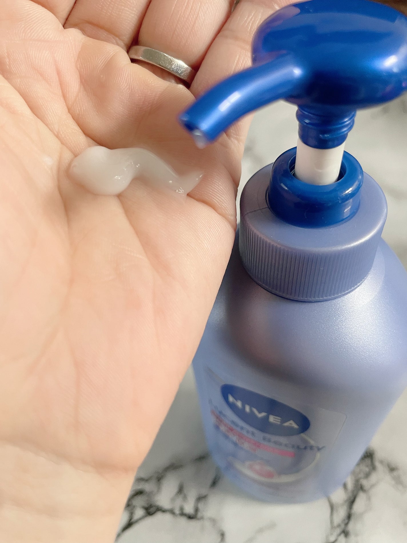 ニベア ルーセントビューティ ディープモイスチャー 浸透保湿美容液ボディミルク リッチローズの香り/ニベア/ボディミルクを使ったクチコミ(2枚目)