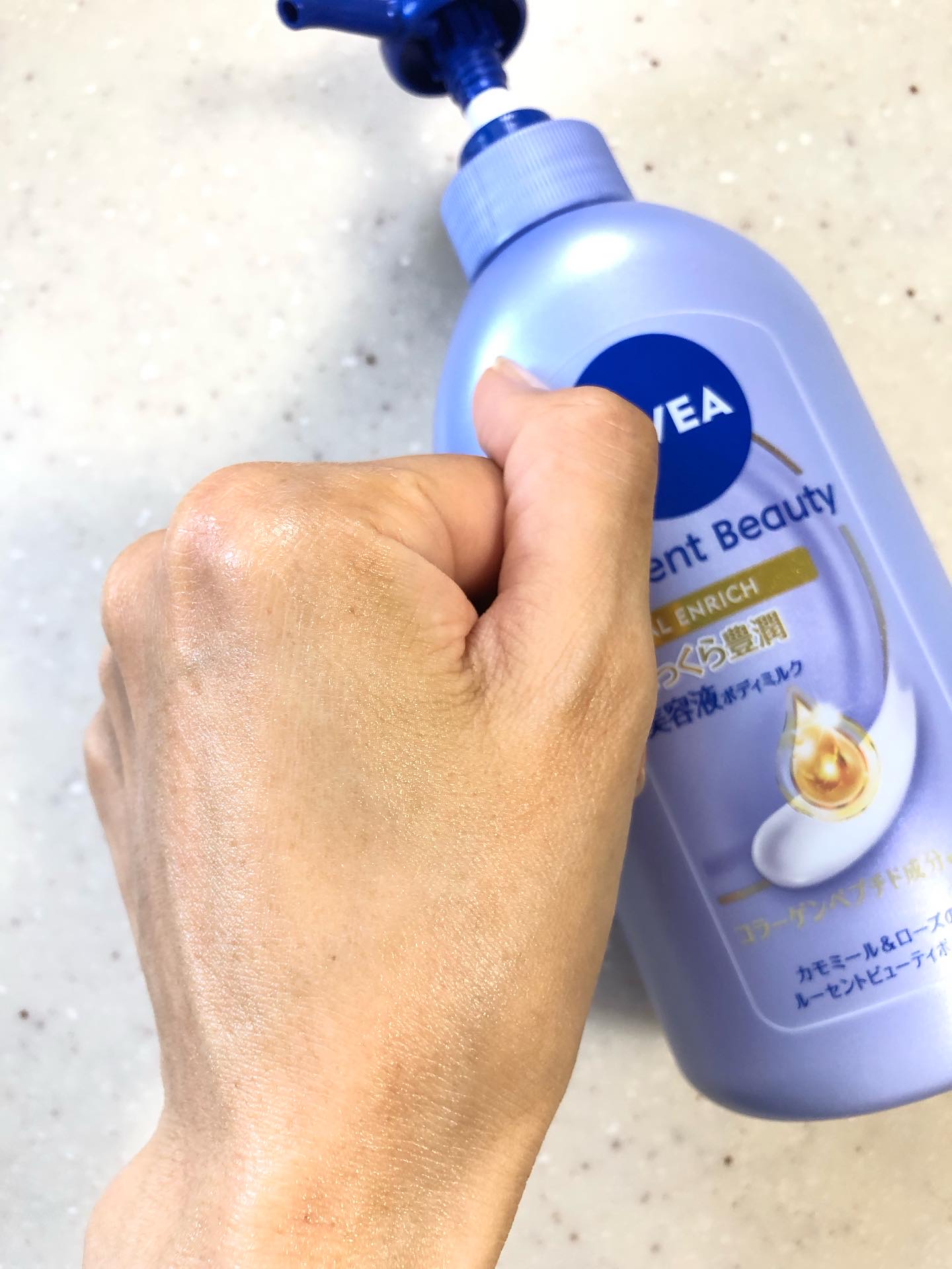 ニベア ルーセントビューティ バイタルエンリッチ ふっくら豊潤美容液ボディミルク カモミール&ローズの香り 330g/ニベア/ボディミルクを使ったクチコミ（3枚目）