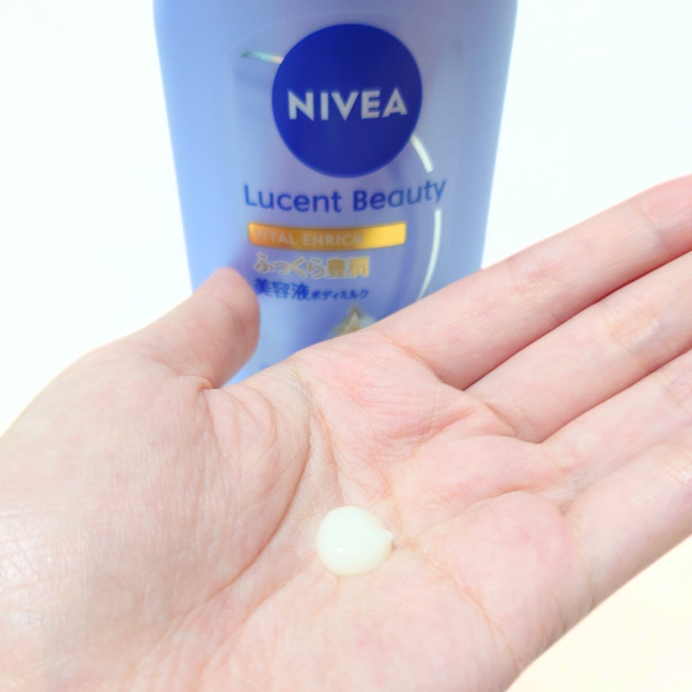 ニベア ルーセントビューティ バイタルエンリッチ ふっくら豊潤美容液ボディミルク カモミール&ローズの香り/ニベア/ボディミルクを使ったクチコミ(2枚目)