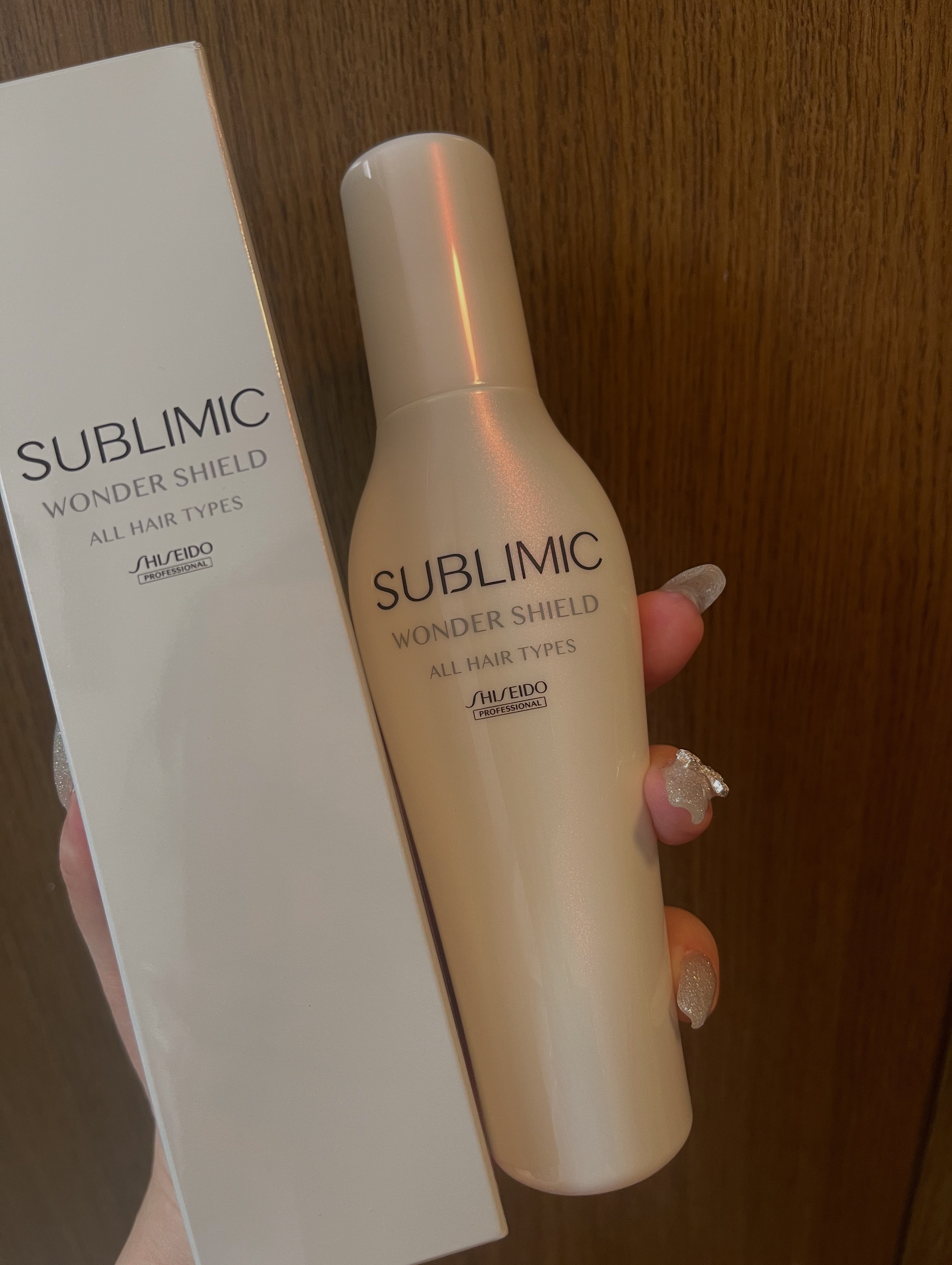 カラーでダメージが酷く使用。

これ1本で髪がめっちゃ守られる万能アイテム！
ドライヤーやアイロンの熱でシールド成分が働いて、紫外線・湿気・花粉・ほこり・においまでブロックしてくれるから、外に出る日も安心。

使った感想は、3日に1度の使用