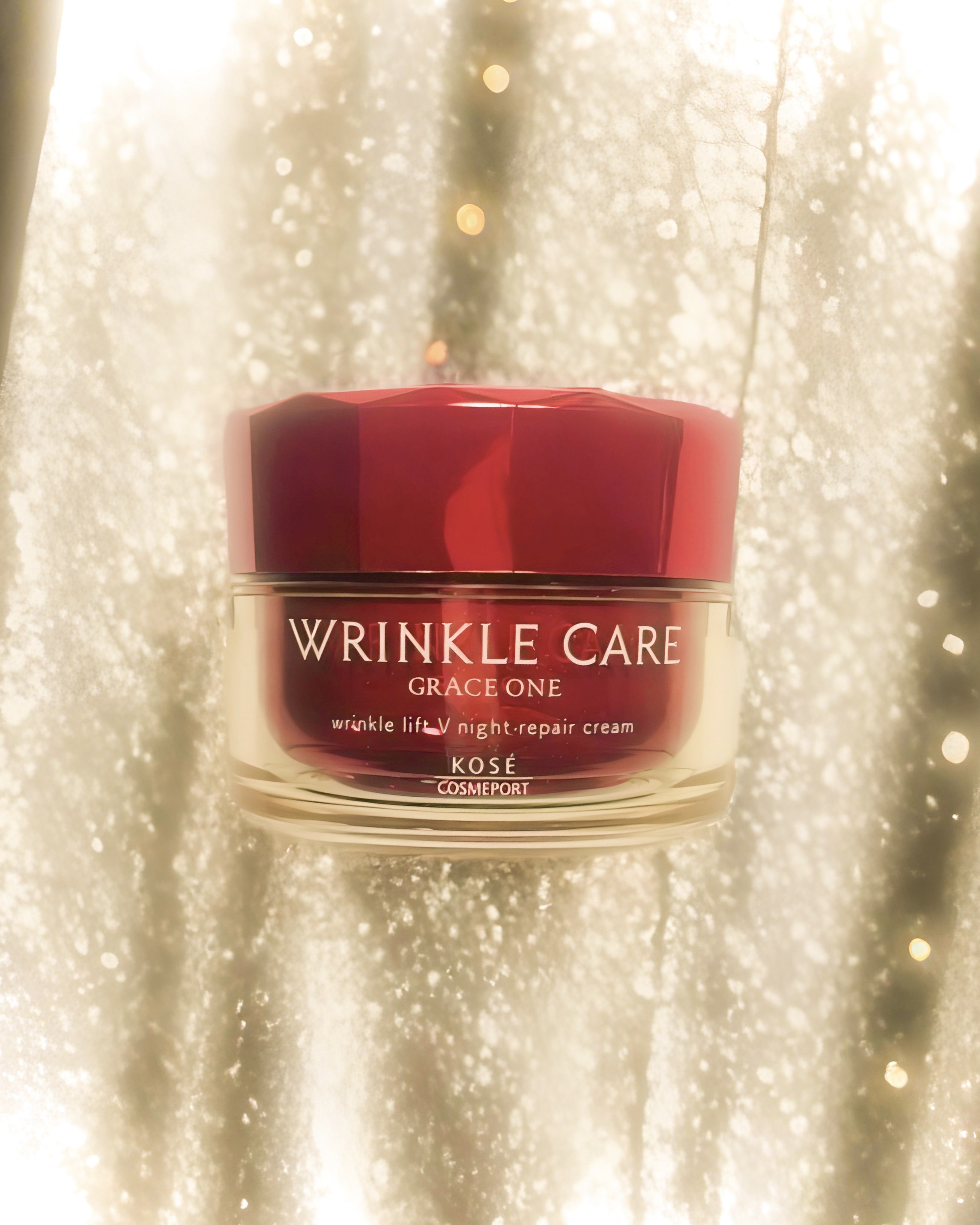 夜のお手入れの最後に。
寝ている間にしっかり肌のハリをサポートしてくれる、薬用のナイトクリームです🌙✨


こっくり濃厚そうに見える白いクリームは、肌に伸ばすとすっと馴染んでベタつかない軽い使用感。
ふわっとやさしいカーミングフローラルの