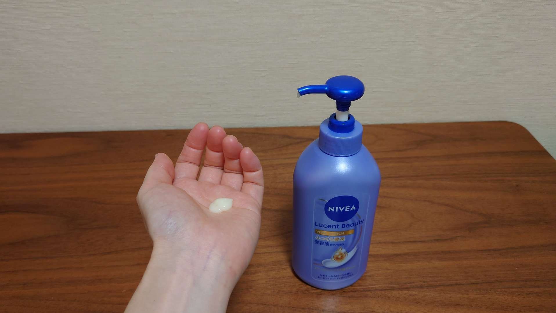 ニベア ルーセントビューティ バイタルエンリッチ ふっくら豊潤美容液ボディミルク カモミール&ローズの香り/ニベア/ボディミルクを使ったクチコミ（2枚目）