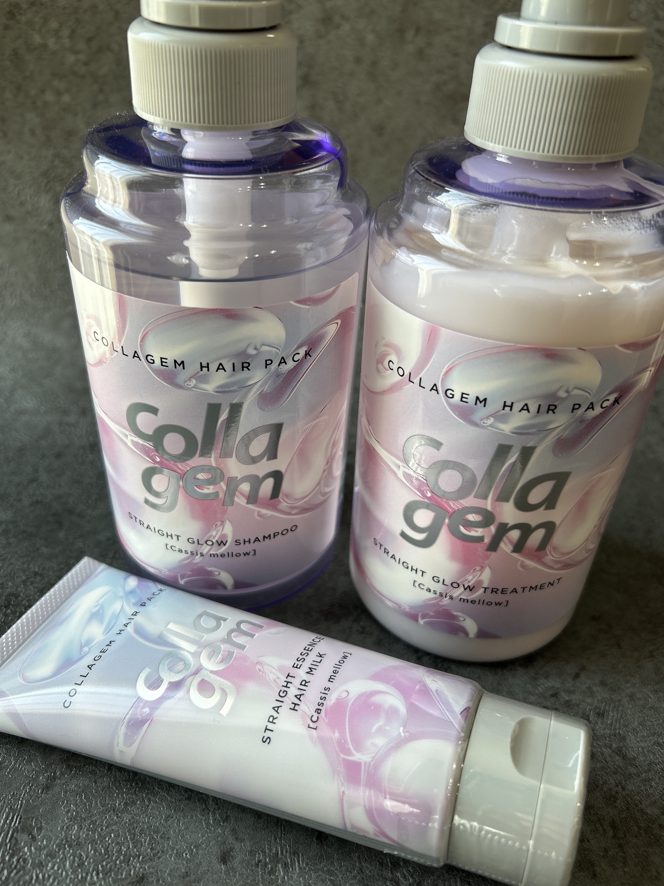ザグザグ様より
コラジェム ストレートグロウ
3点セットいただきました✨

髪のくせやうねりが気になる方に！

弾力のある泡と⁨⁩高保湿のトリートメントで
しっとり、ぷるすとん髪へ♡

上品で大人な甘さのカシスメロウの
香りもいいです🥰
