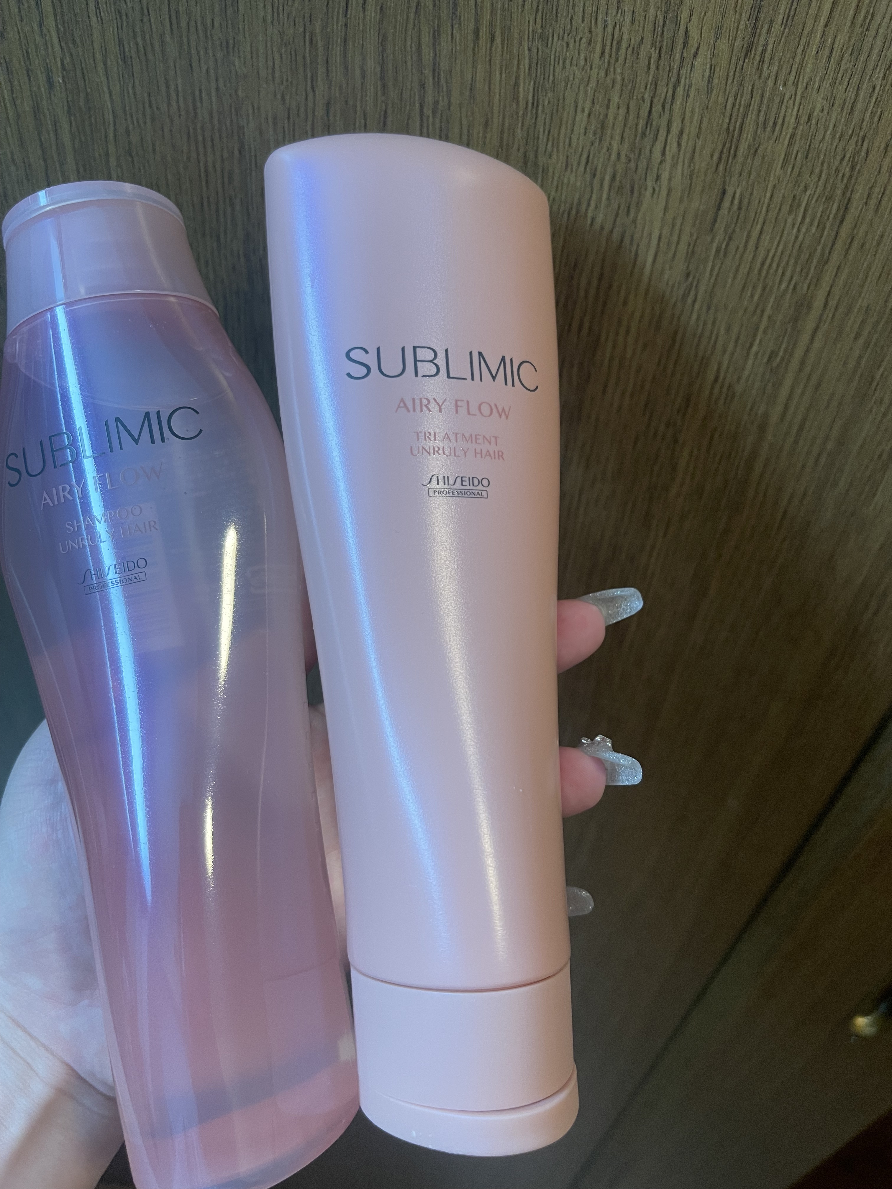カラーダメージと、クセが酷く気になって
サブリミック / エアリーフロー シャンプー　トリートメントを使用しました！

使った感想としては、かなりダメージが軽減されトリートメントもまとまった仕上がりになり髪の毛の毛先が少しずつ生き返ってきま
