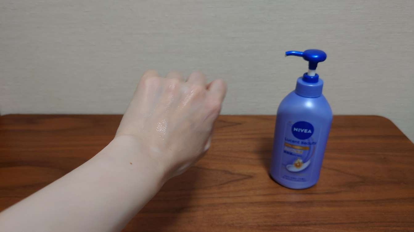 ニベア ルーセントビューティ バイタルエンリッチ ふっくら豊潤美容液ボディミルク カモミール&ローズの香り/ニベア/ボディミルクを使ったクチコミ（3枚目）