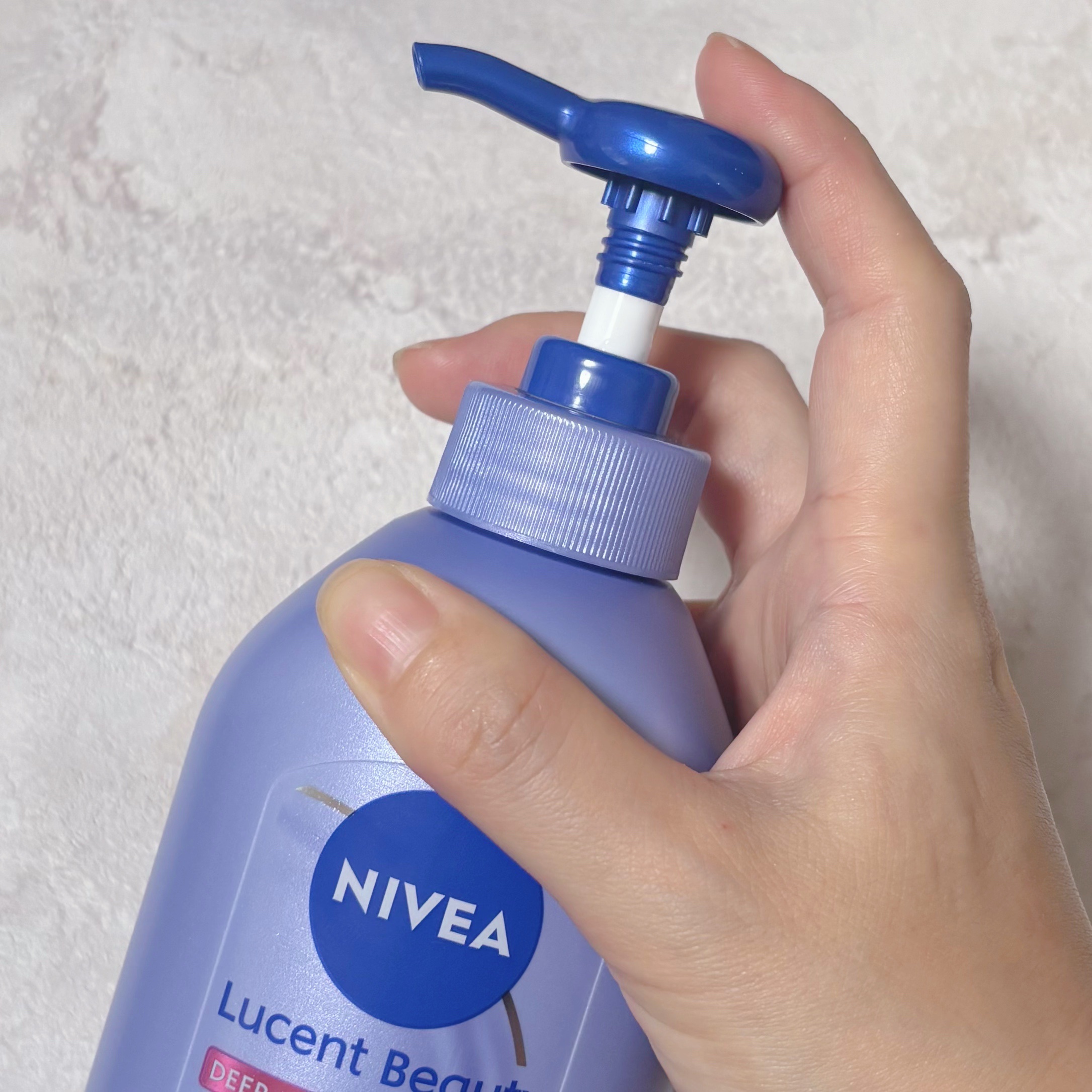 ニベア ルーセントビューティ ディープモイスチャー 浸透保湿美容液ボディミルク リッチローズの香り/ニベア/ボディミルクを使ったクチコミ（2枚目）