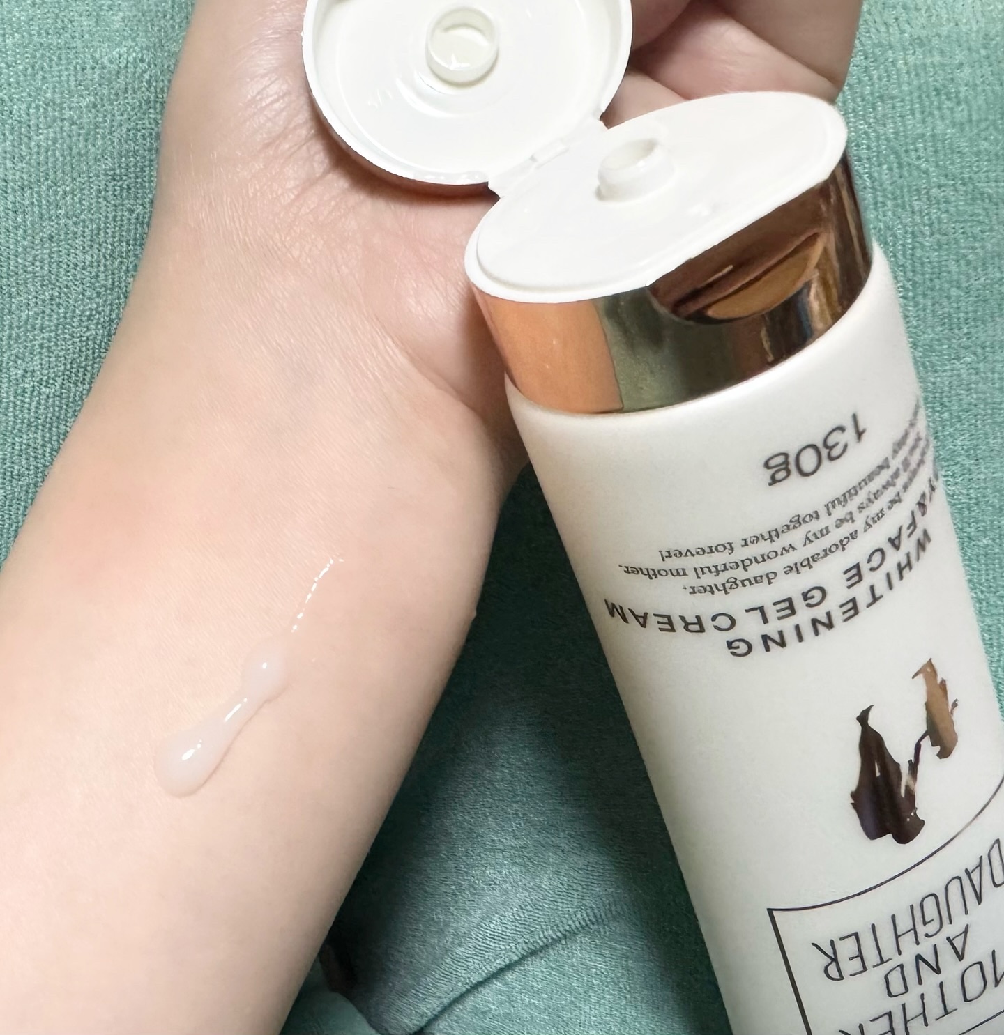 ホワイトニング ボディ&フェイスジェルクリーム【医薬部外品】/Mother&Daughter/フェイスクリームを使ったクチコミ（2枚目）