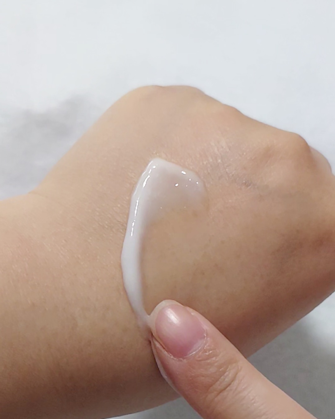 ニベア ルーセントビューティ ディープモイスチャー 浸透保湿美容液ボディミルク リッチローズの香り/ニベア/ボディミルクを使ったクチコミ（2枚目）