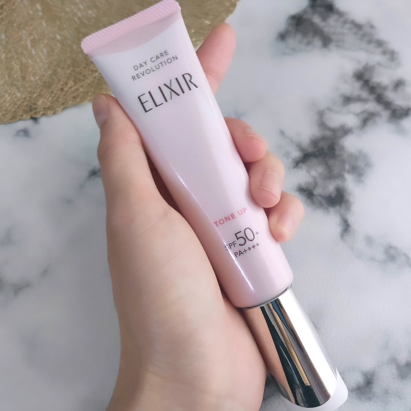 エリクシール エリクシール　デーケアレボリューション　トーンアップ　SP+　aaのクチコミ「＜エリクシール デーケアレボリューション＞を愛用中♪

1本で高機能、大人のUV乳液✨
今の季.....」（3枚目）