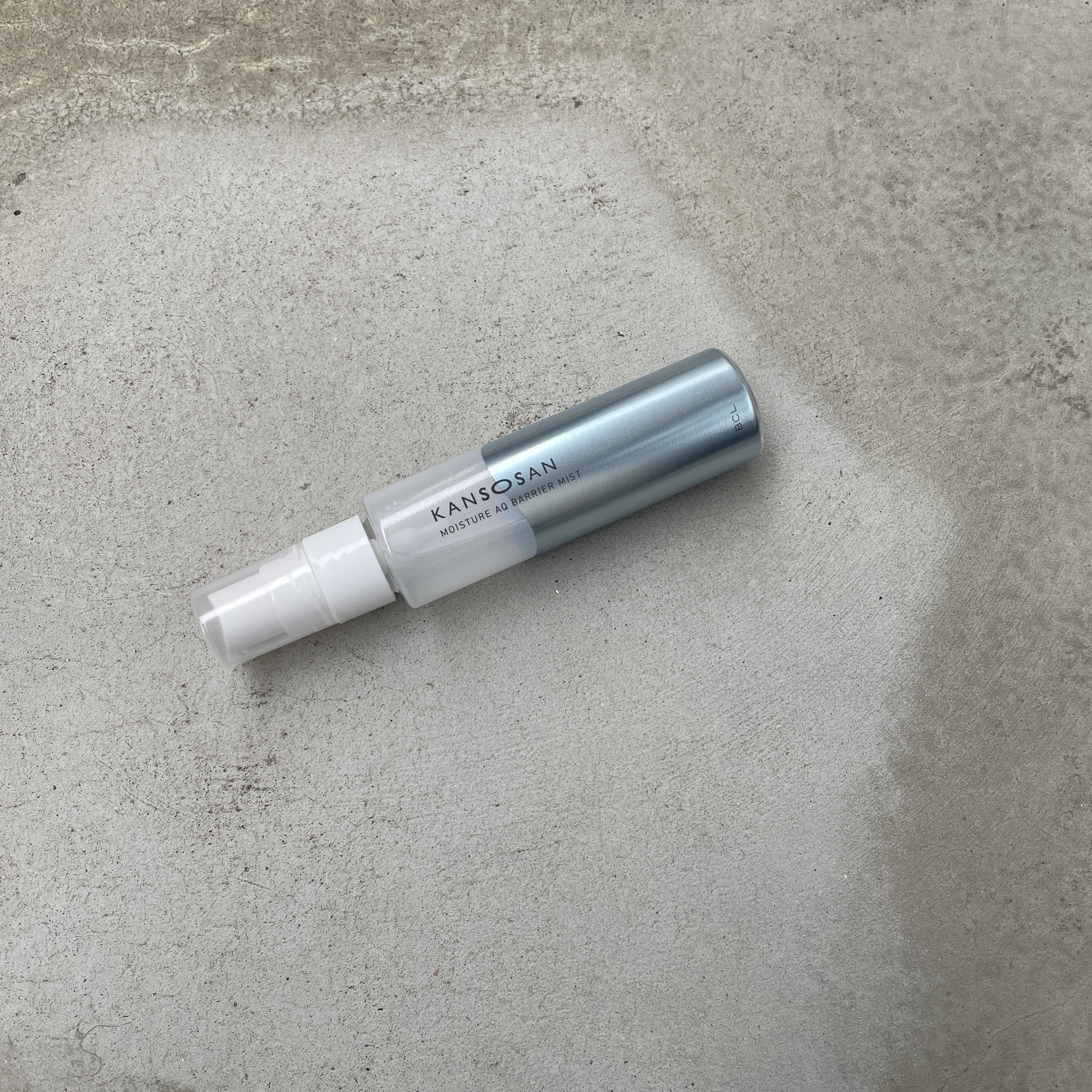 乾燥さん▸▸水分力バリアミスト

近所のドラッグストアで半額だったので購入してみました

肌の上に水分のヴェールをつくり、
花粉、PM2.5、ほこり、ブルーライト等の
乾燥の原因から肌を守ってくれます

石油系界面活性剤、パラベン、タール色