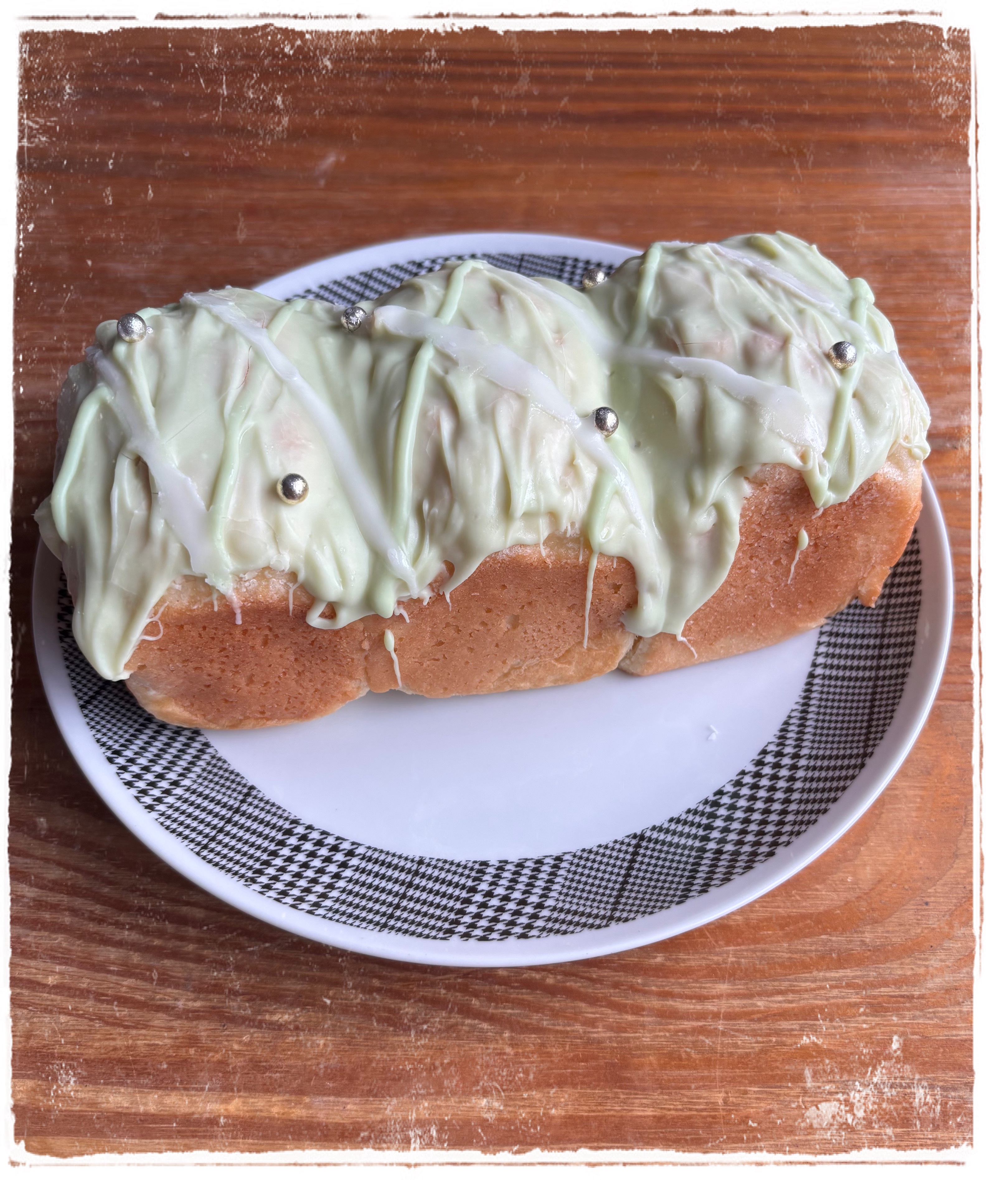 自分へのご褒美🍞🍈

前から気になっていたKAWASAKIというパン屋さんです。


【1枚目】
メロン・ド・リュクス

北海道産メロン果肉をたっぷり溶け込ませた特製クリームを、もっちり生地に贅沢にイン。
表面にはメロンチョコをとろ～り