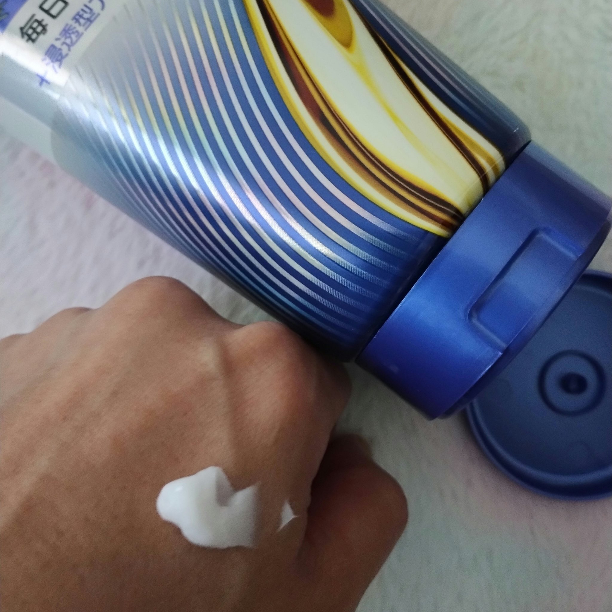 ラックス　スーパーリッチシャイン  リラックスナイトケア　まとまりチューブトリートメント/LUX/洗い流すヘアトリートメントを使ったクチコミ（3枚目）