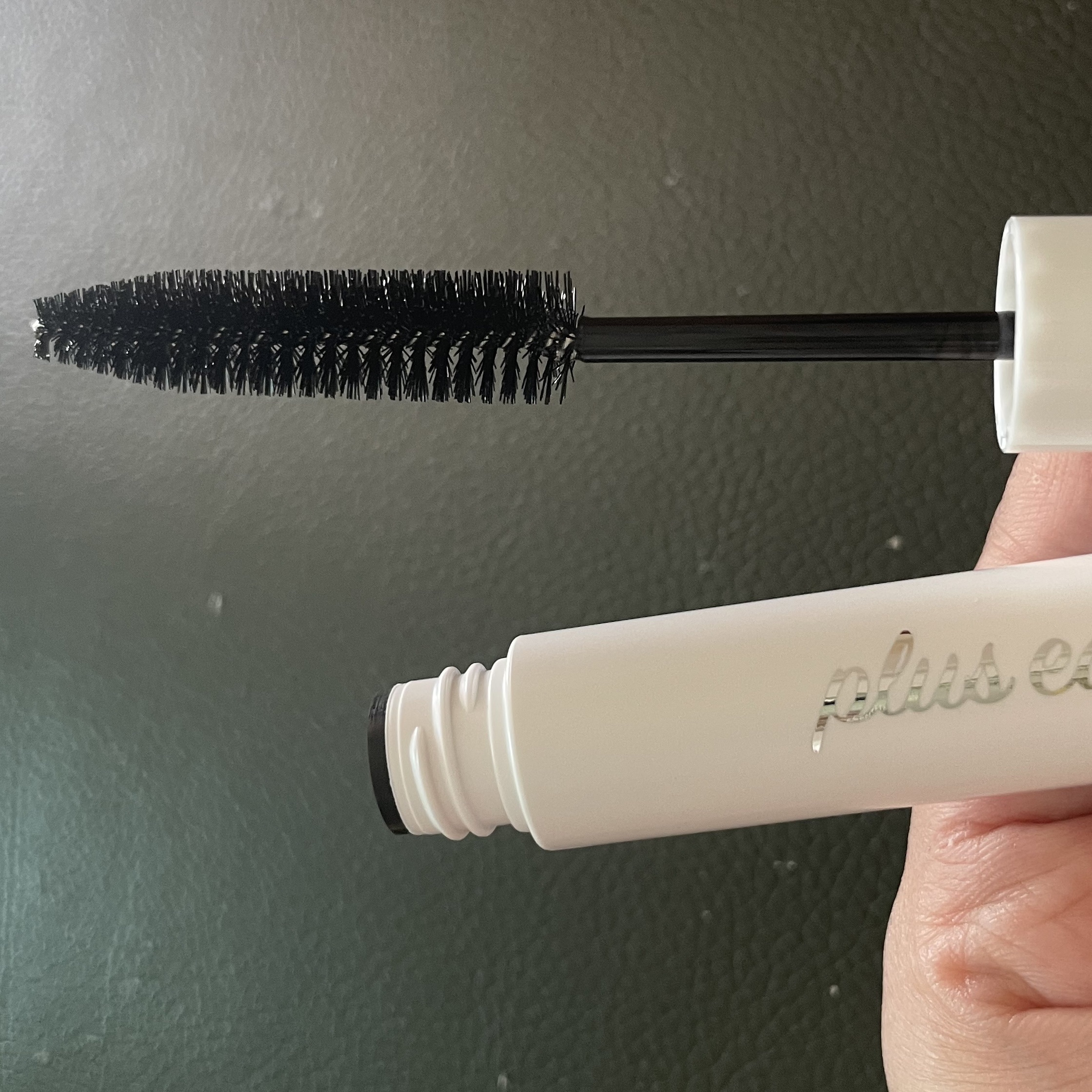 前髪マスカラのパリパリ感NO!
前髪を自然にキープ🤍
ふんわりナチュラルだけど
前髪のうねりを防いでくれる
前髪マスカラ。
アホ毛もしっかりナチュラルに押さえて
くれて◎
太めの細かいブラシで塗りやすい。

【使った商品】
plus ea