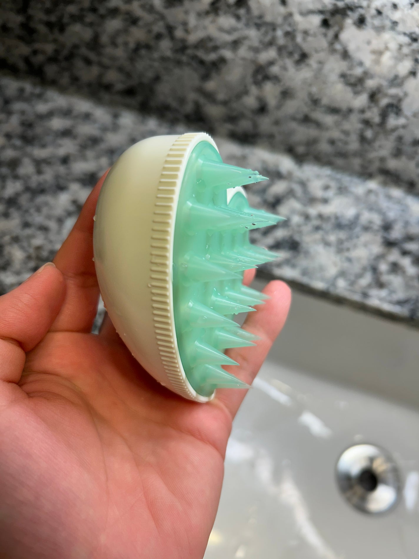 ヘッドスパブラシ/オブ・コスメティックス/スカルプブラシを使ったクチコミ(2枚目)