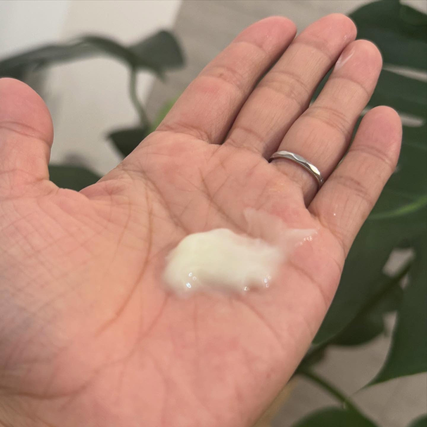 ニベア ルーセントビューティ バイタルエンリッチ ふっくら豊潤美容液ボディミルク カモミール&ローズの香り 330g/ニベア/ボディミルクを使ったクチコミ（2枚目）