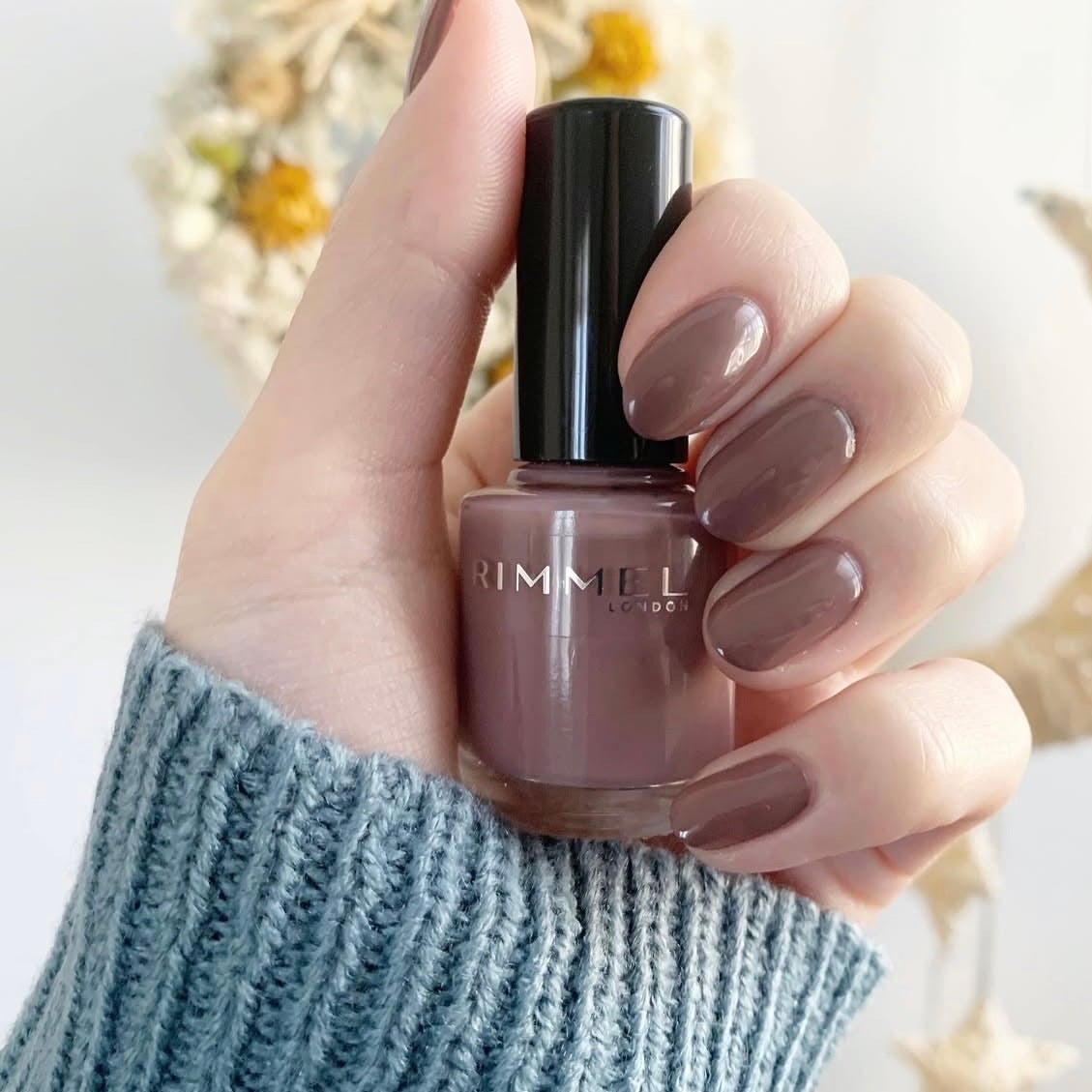 yomogi on LIPS 「#アースカラーで輝く指先秋にぴったりのくすみグレージュ🩶..」(1枚目)