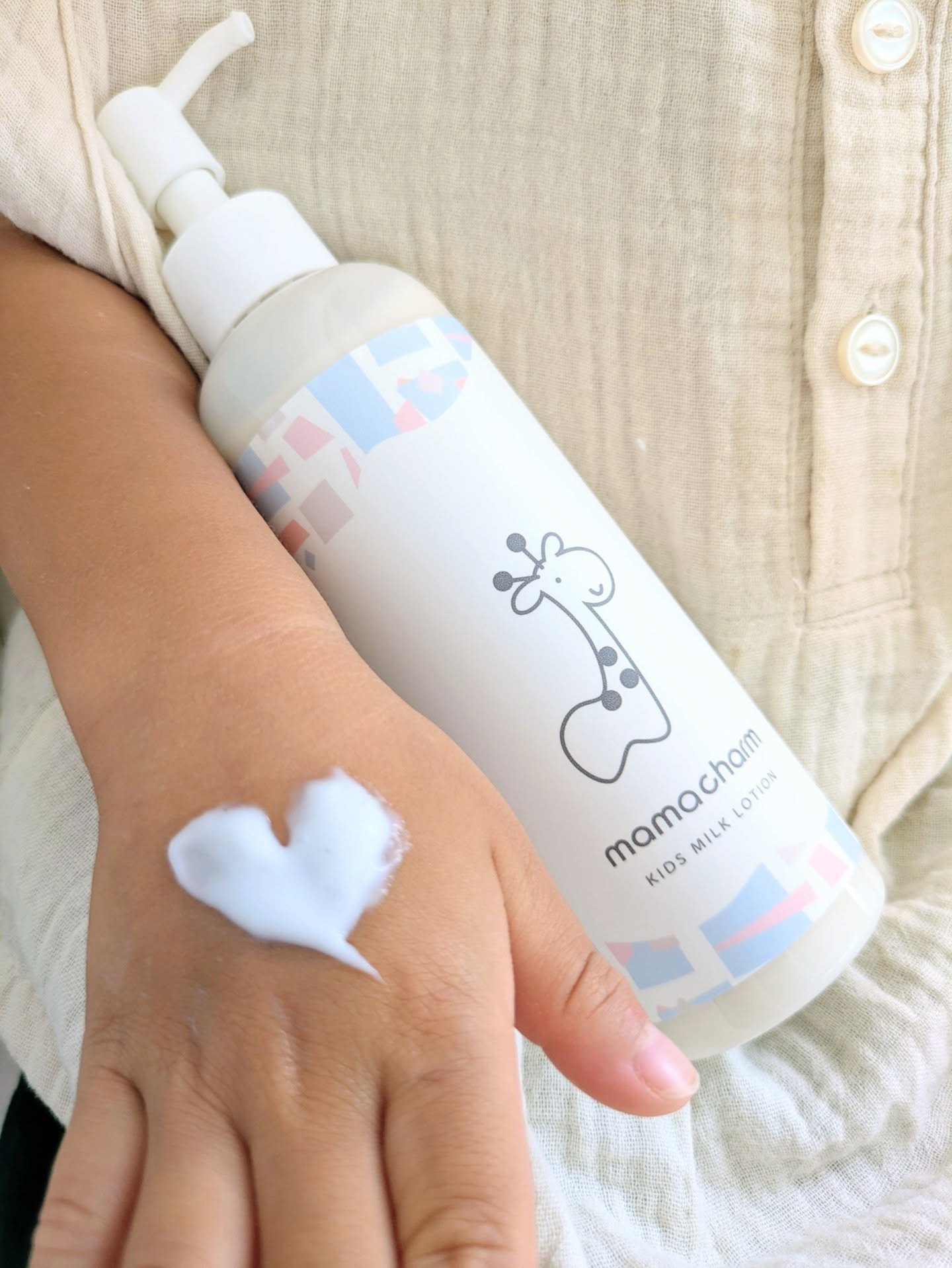 .

オーガニック原料でお肌に優しいキッズミルクローション

ポンプタイプだから自分で嬉しそうにぬりぬり！
少量でもスッと伸びて塗ったあとはしっとりベタつかず🫶🏻
お風呂上がりはコレ１本でみんなで保湿✨️優しい柑橘系の香りも気に入った！