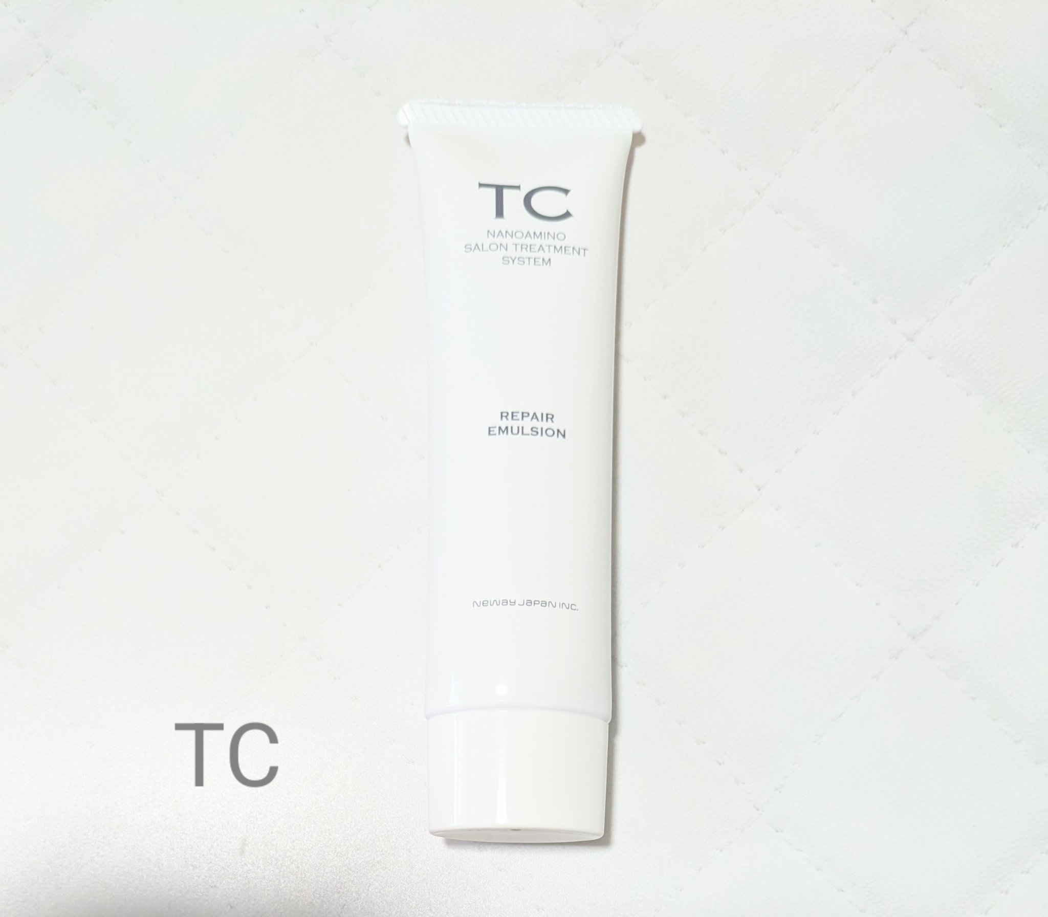 ☆TCリペアエマルジョン

インバスでもアウトバスでも使えるアウトバスエマルジョン。
うるおいとなめらかな手触りを与え、まとまるツヤ髪に。

なめらかなテクスチャー。
スッと髪に馴染んで、とても心地良い使用感。

クセやうねりが軽減して、し