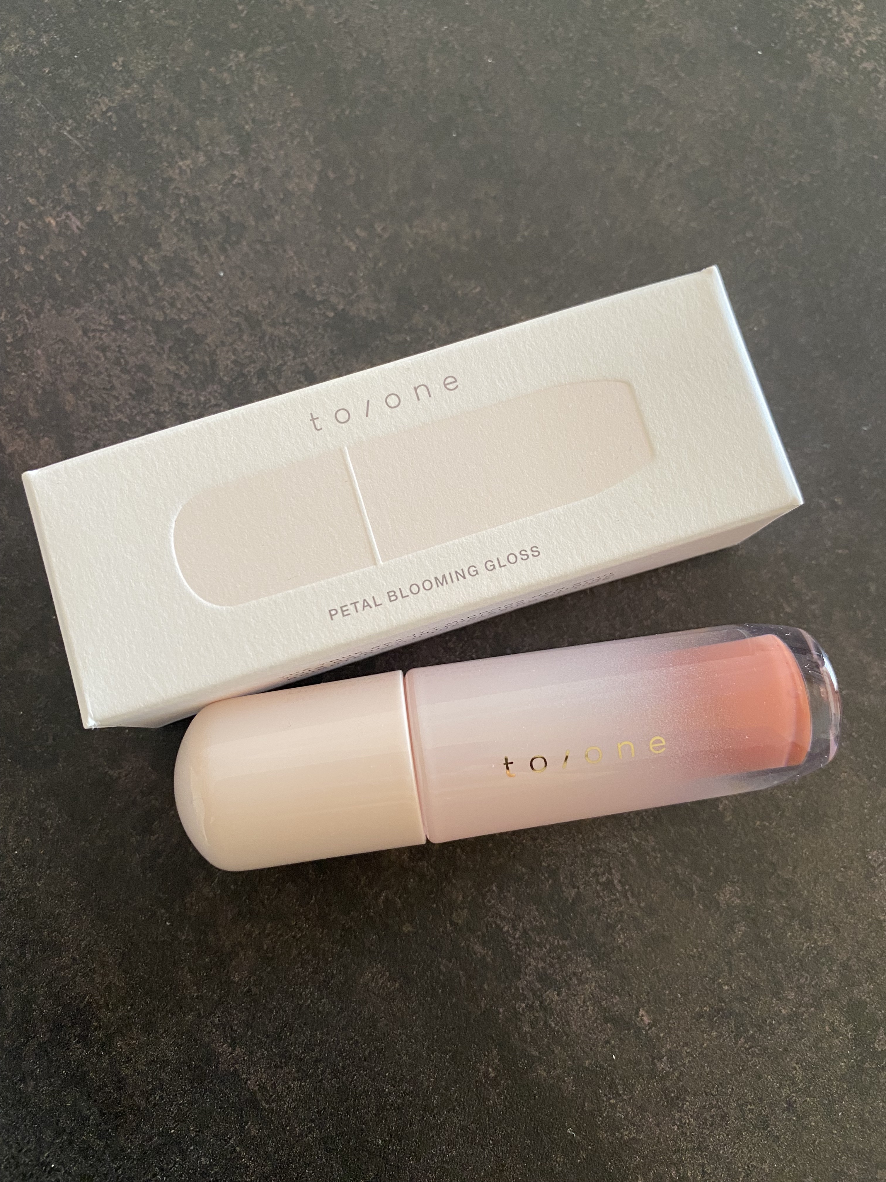 トーン ペタル ブルーミング グロス/to/one/リップグロスを使ったクチコミ（1枚目）