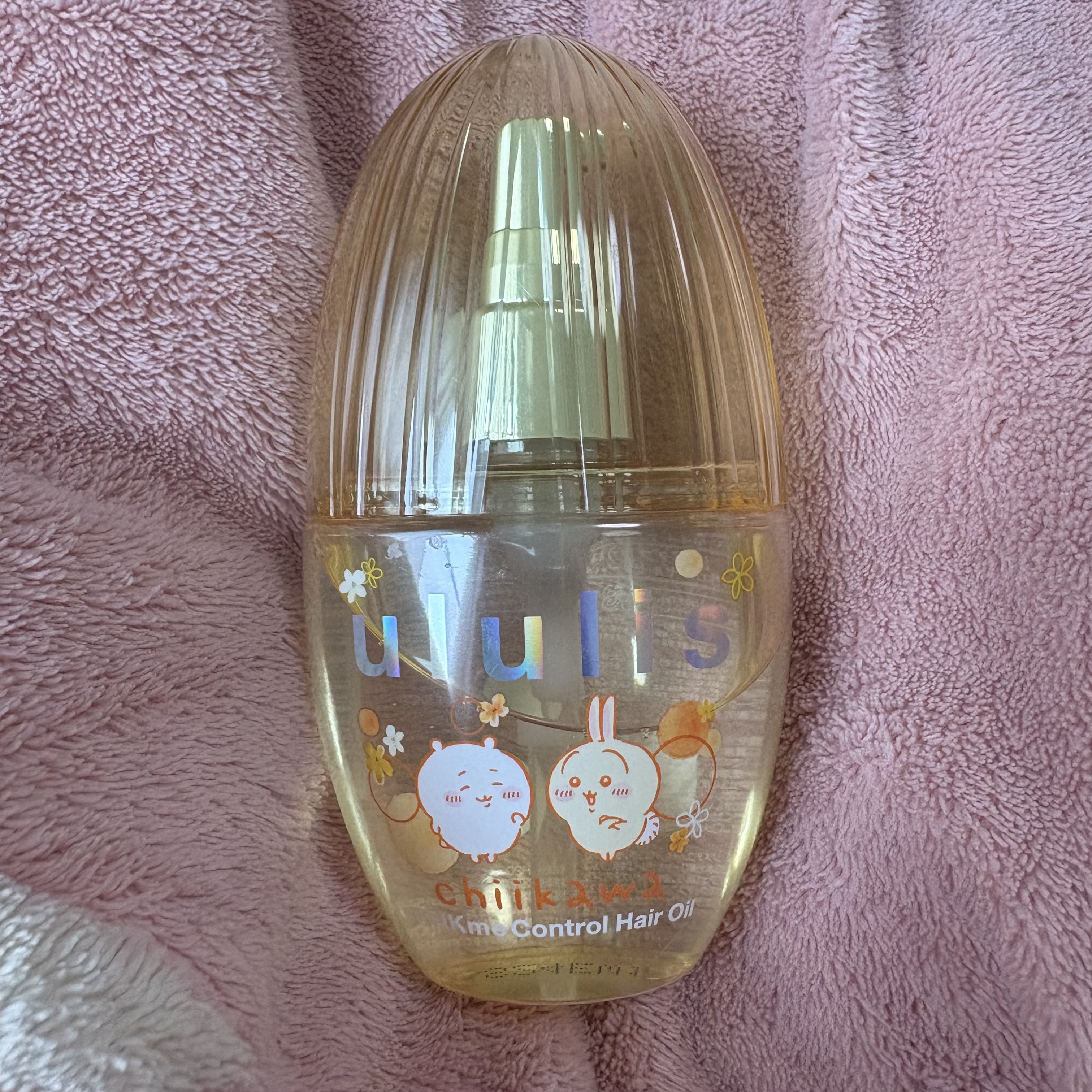 ｡* ❤︎… 愛用品紹介 …❤︎*。
ululis ウルリス　ちいかわ　ピンクミーコントロールヘアオイル ￥1,540
・
こんにちは！今回紹介する商品はこちらです💁‍♀️
昨年発売された、ウルリスの限定ちいかわパッケージのヘアオイルです