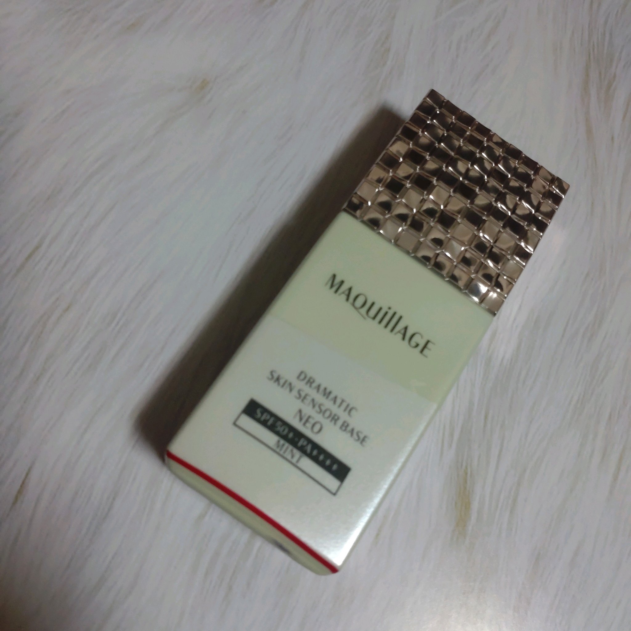 顔がテカってない…

初マキアージュです
下地にパウダーで1日過ごしたけど、ほぼテカってない…
鼻筋だけパウダーの問題なのかテカってるのか光の関係なのか、光ってるだけでした
すごい
そして眉毛が残ってる！！

頬の毛穴もいい感じにカバーされ