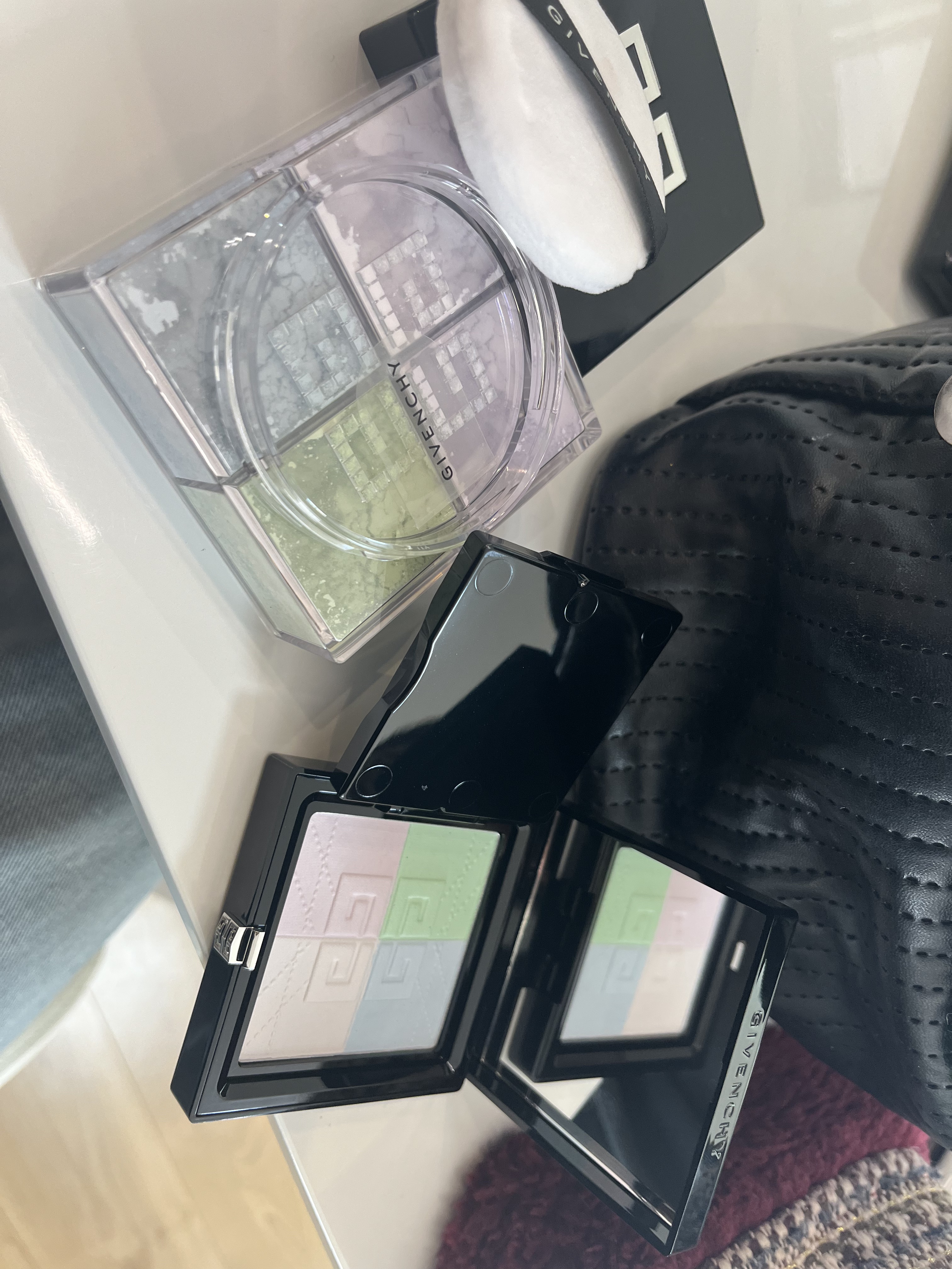 GIVENCHY プリズム・リーブル・プレストパウダー	のクチコミ「プリズムリーブルダブル使い最強！

顔全体にはプリズムリーブルパウダーをパフでつけて、毛穴が目.....」（1枚目）