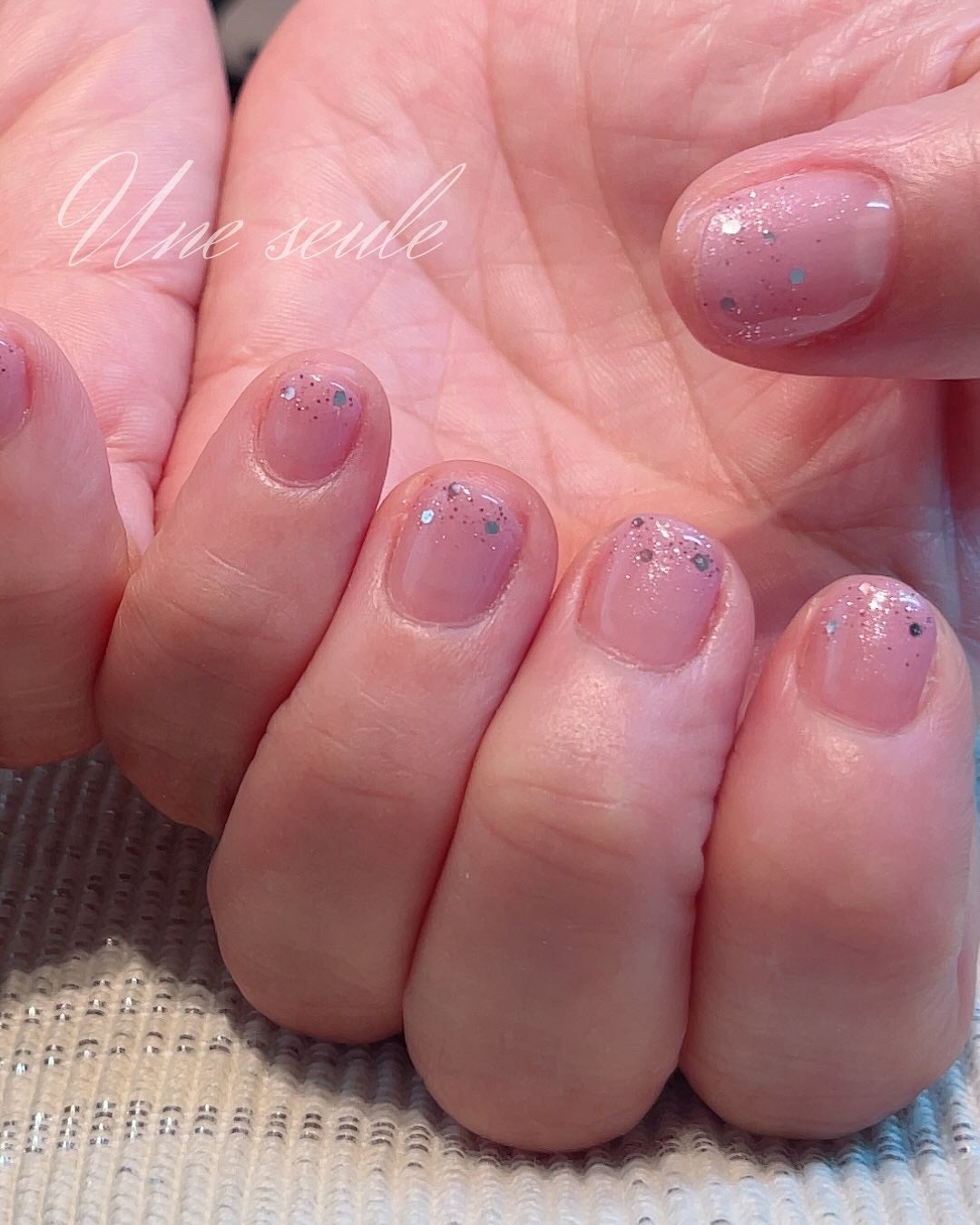 emi@フォロバ100 on LIPS 「動きに合わせて輝きを変えるホログラムネイル𓂃。:*それはまるで..」(1枚目)