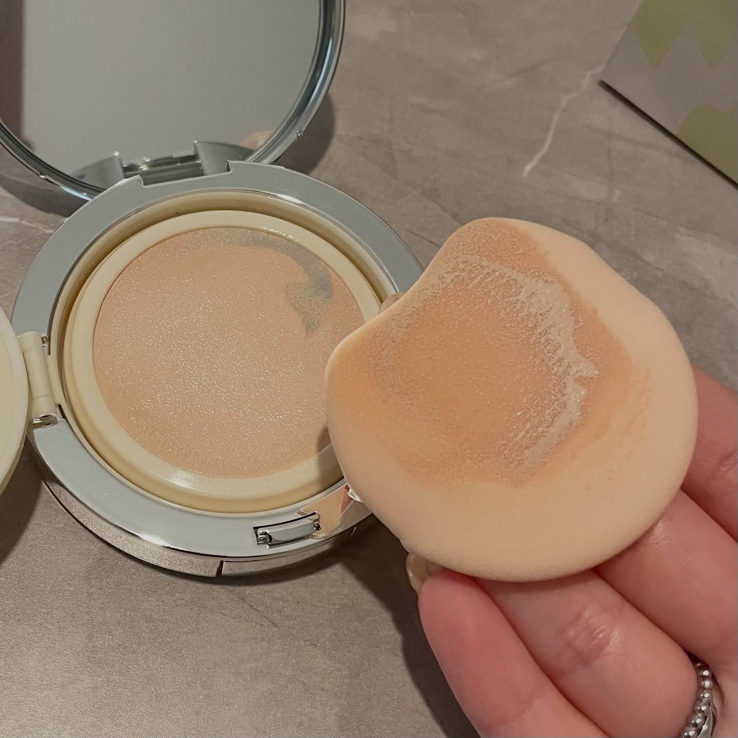 エンジェリックサテンクッション/TWO SLASH FOUR/クッションファンデーションを使ったクチコミ（3枚目）