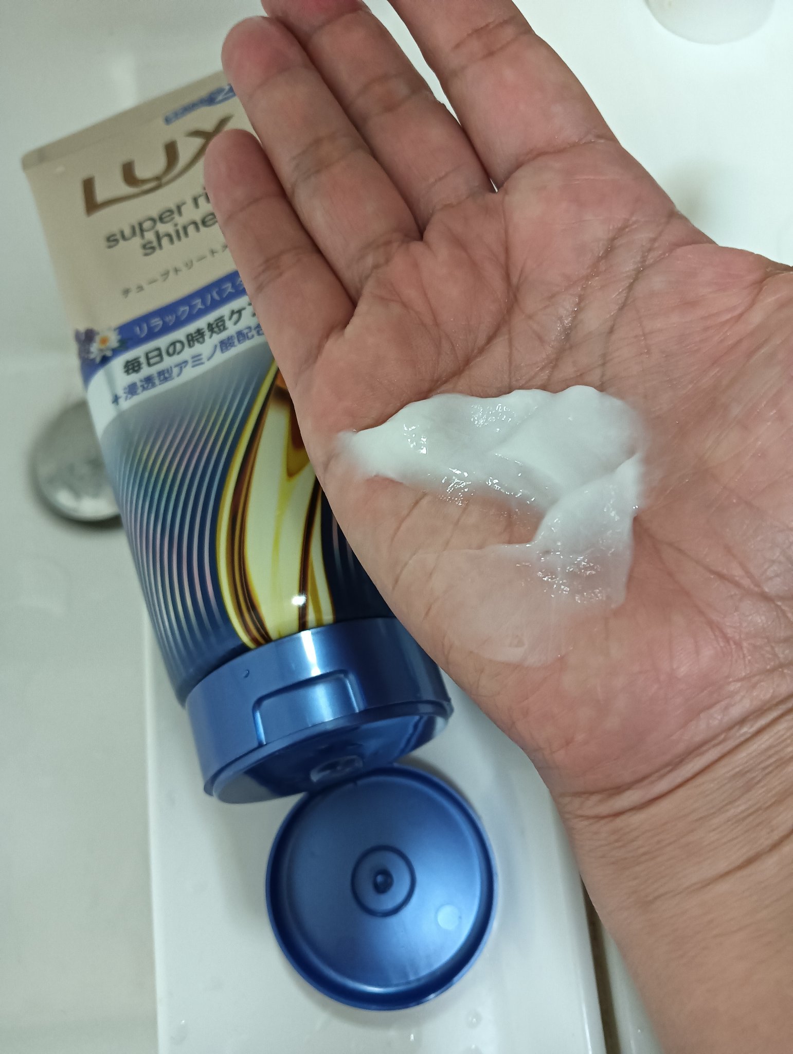 ラックス　スーパーリッチシャイン  リラックスナイトケア　まとまりチューブトリートメント/LUX/洗い流すヘアトリートメントを使ったクチコミ（3枚目）