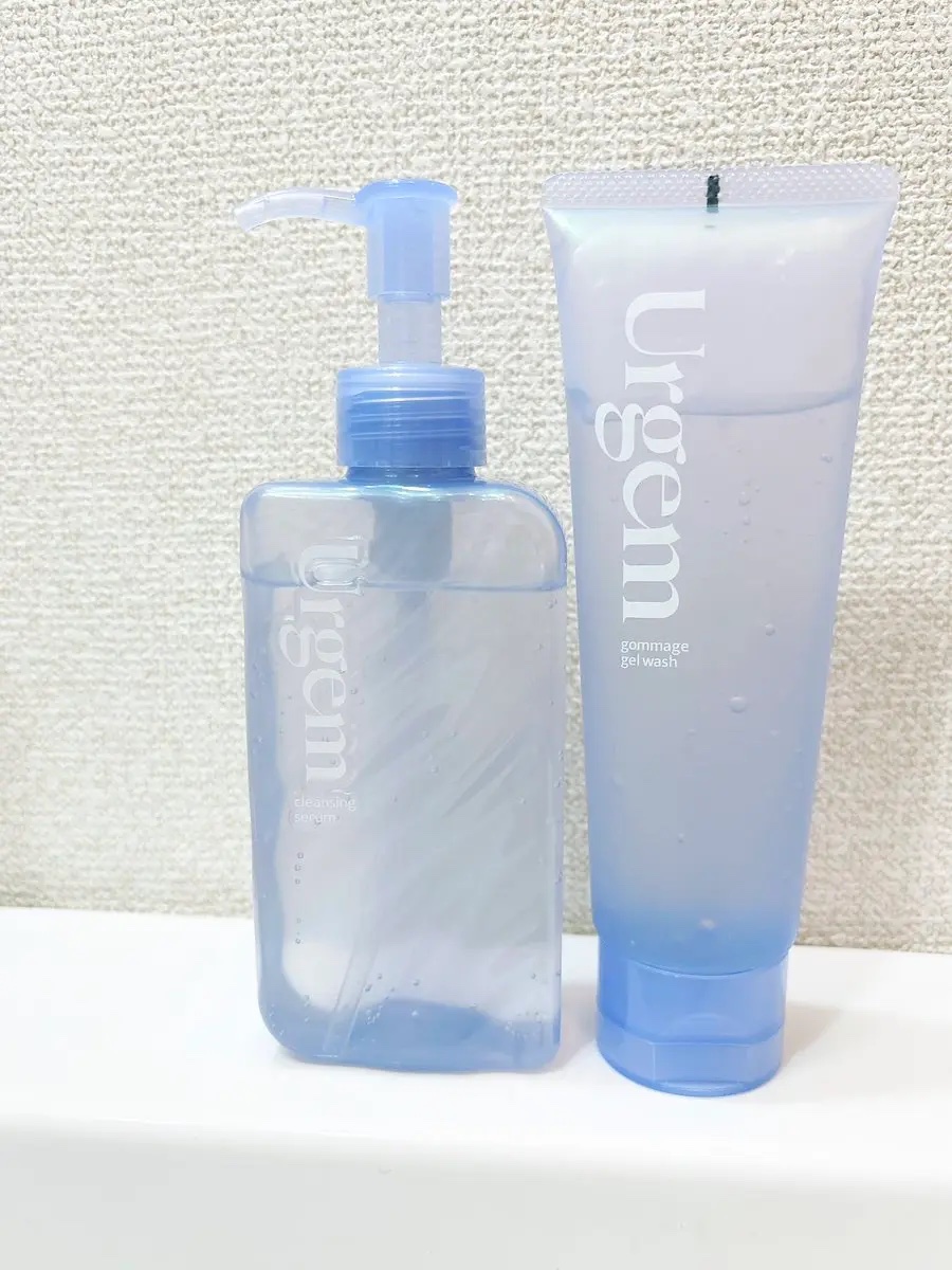 ＼インナードライ肌必見🫧
水だくスキンケア／

たっぷりうるおいはほしいけど使い心地はさっぱりがいいっていう願いが叶う、インナードライ肌向けのクレンジング&洗顔。
クレンジングはやわやわジェルテクスチャで、瞬時に顔のメイクと溶け合ってゆる