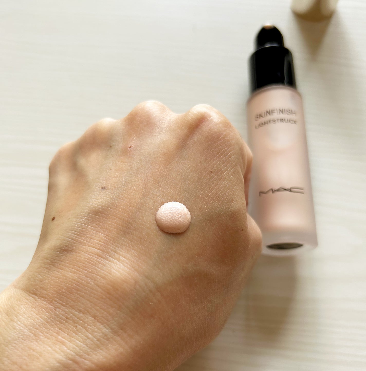 スキンフィニッシュ ライトストラック リキッド ハイライター/M・A・C/リキッドハイライトを使ったクチコミ(2枚目)