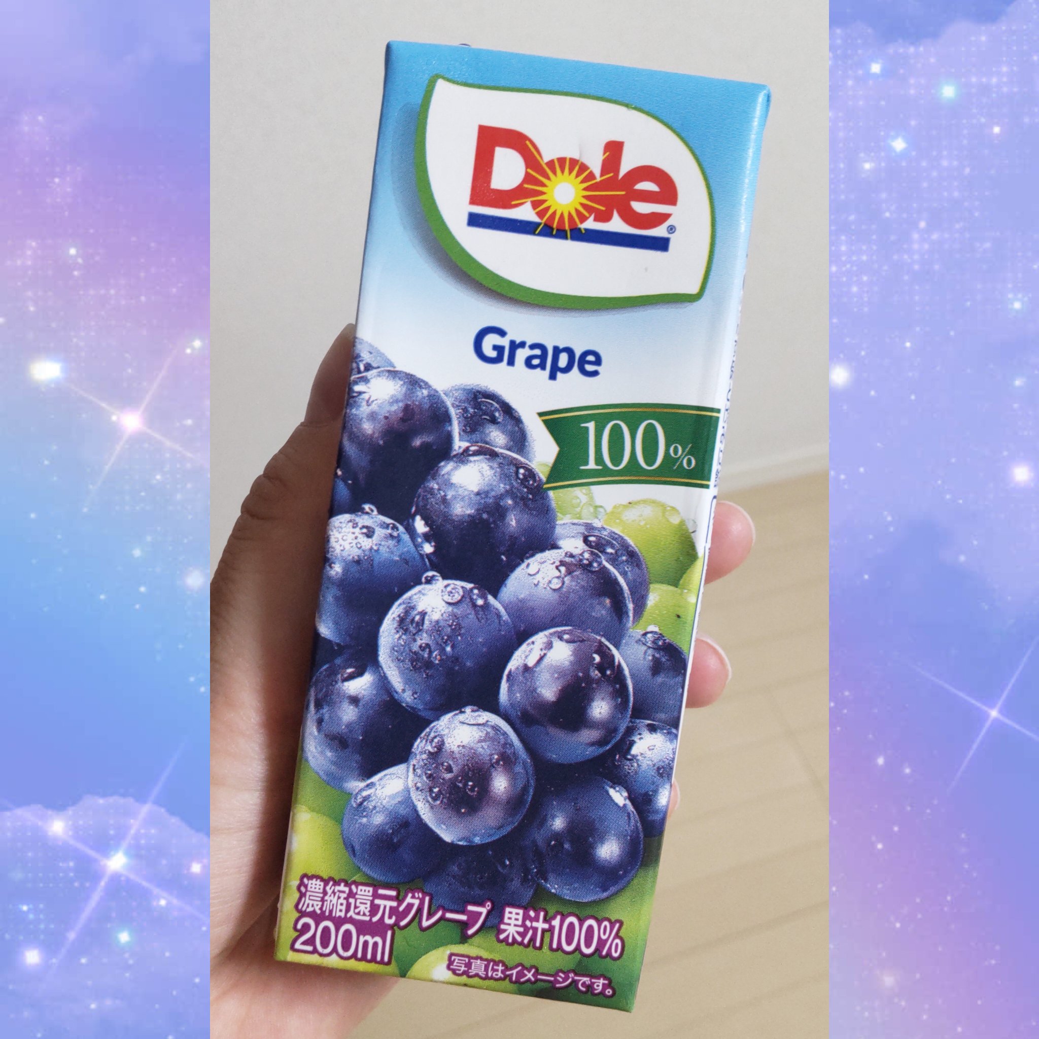 雪印メグミルク

Dole  ぶどうジュース     200ml


スーパーの果物売場で悩むこと5分...
シャインマスカットや巨峰を諦めて、
こちらを購入しました。笑

濃縮還元グレープ果汁100%で、
濃厚なぶどうの甘味と渋味を
感じ