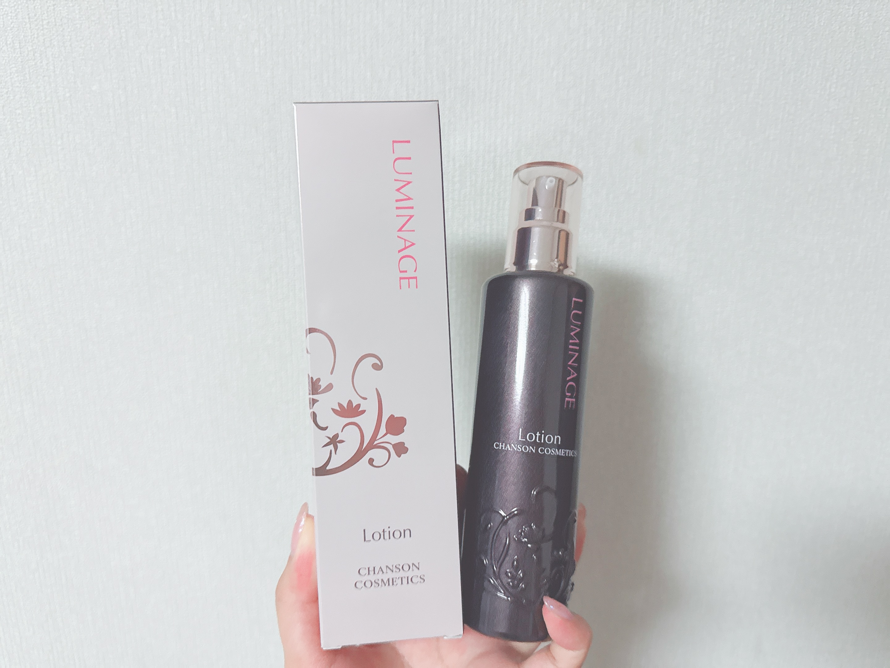 🌸シャンソン化粧品
ルミネージュ ローションM
5500円

リピ買い商品です💗
サラサラで使いやすい化粧水です！
保湿がすごく欲しい人は足りない気がしますがゆらぎ肌の人はこの化粧水を使うと落ち着いてくる見たいです。

まだ二本目なので